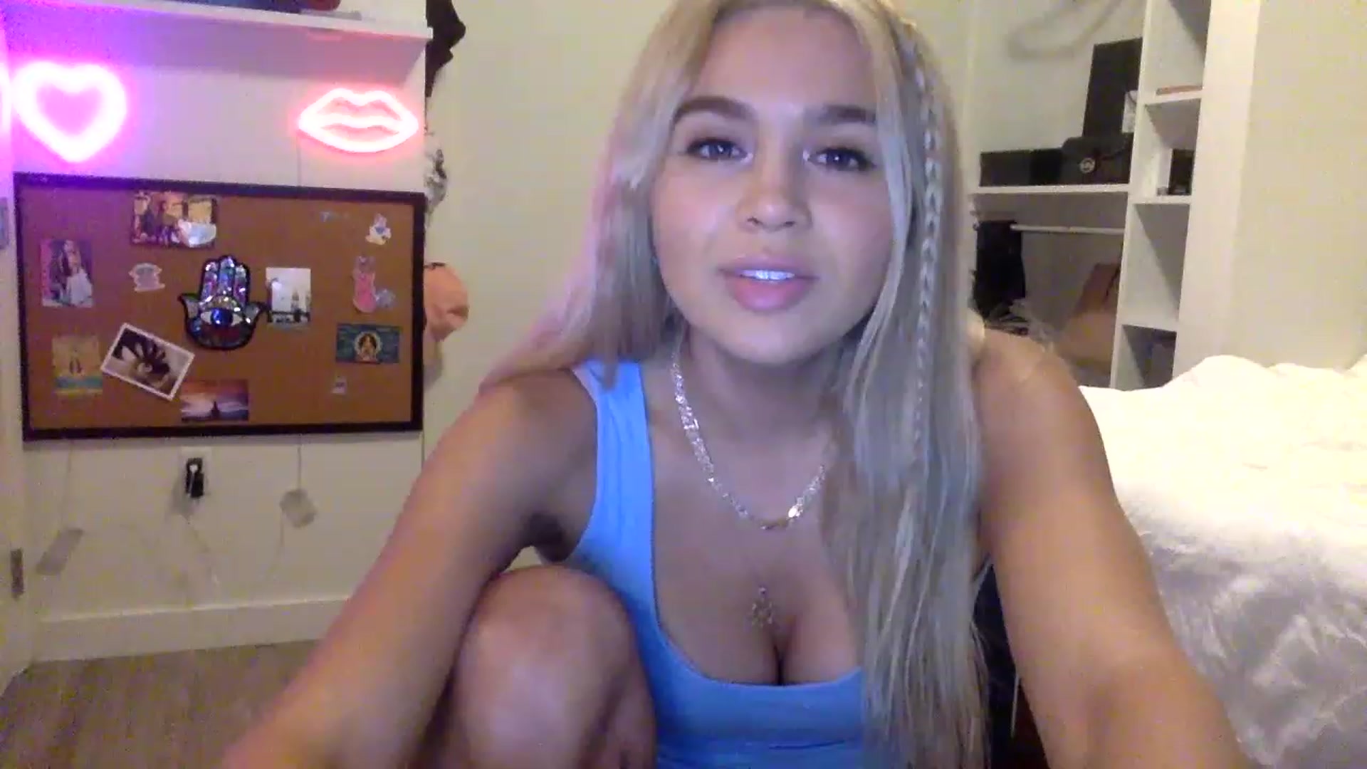 Gallery image thumbnail from sincerelypeny's myfreecams stream on, 05/18/2023, 23:26 image 14 of 20