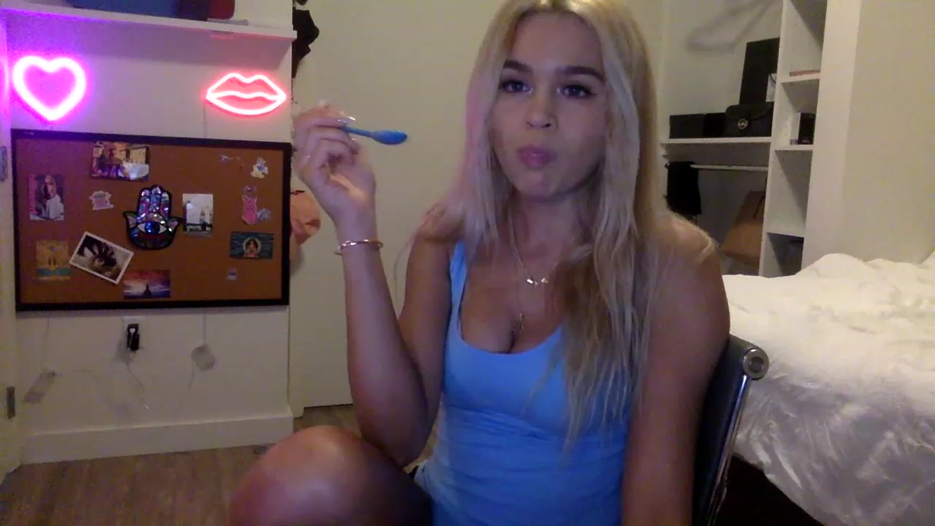Gallery image thumbnail from sincerelypeny's myfreecams stream on, 05/18/2023, 23:26 image 9 of 20