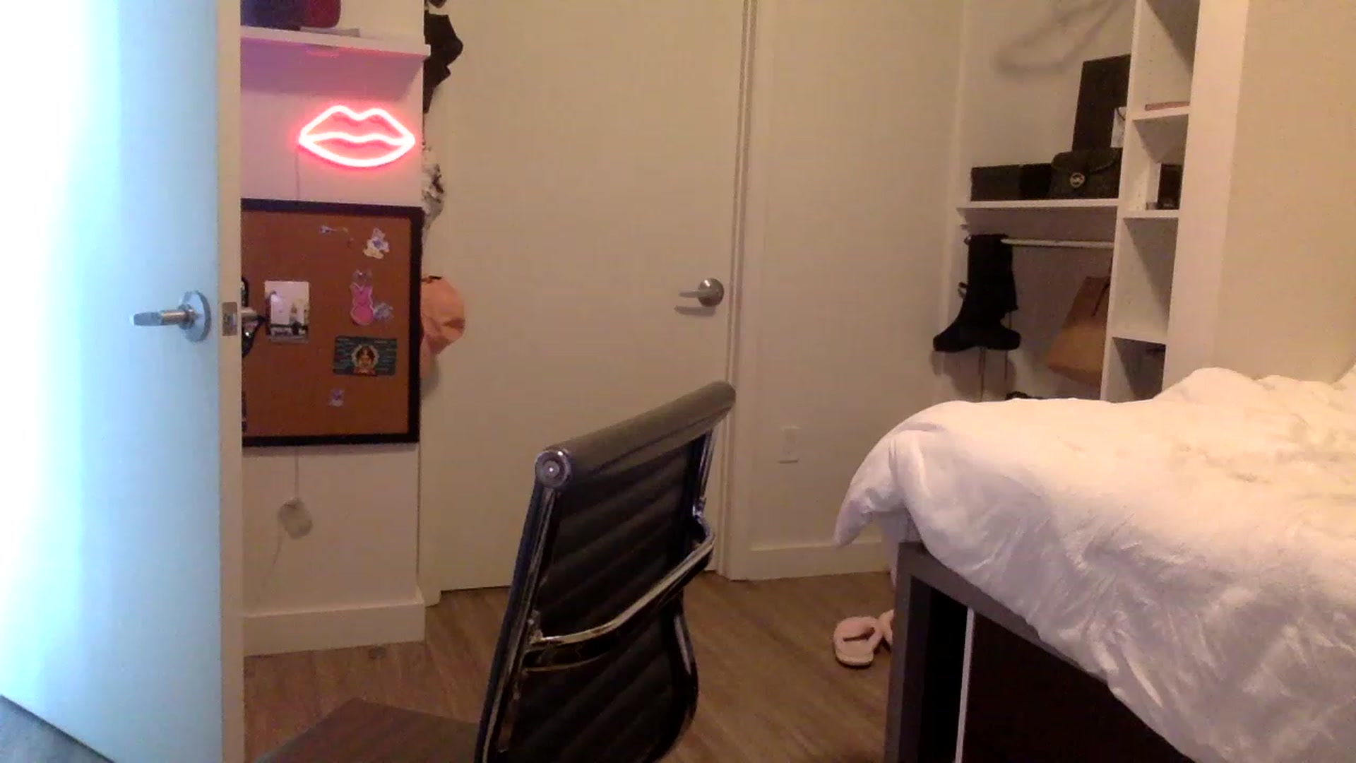 Gallery image thumbnail from sincerelypeny's myfreecams stream on, 05/18/2023, 23:26 image 7 of 20