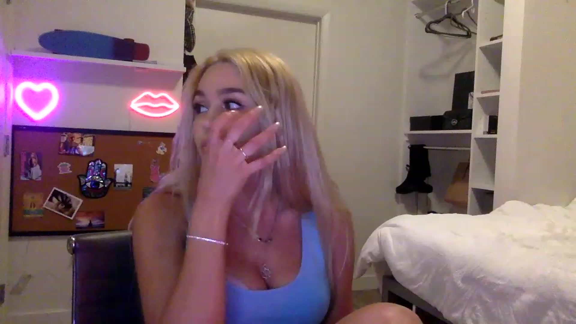 Gallery image thumbnail from sincerelypeny's myfreecams stream on, 05/18/2023, 23:26 image 1 of 20