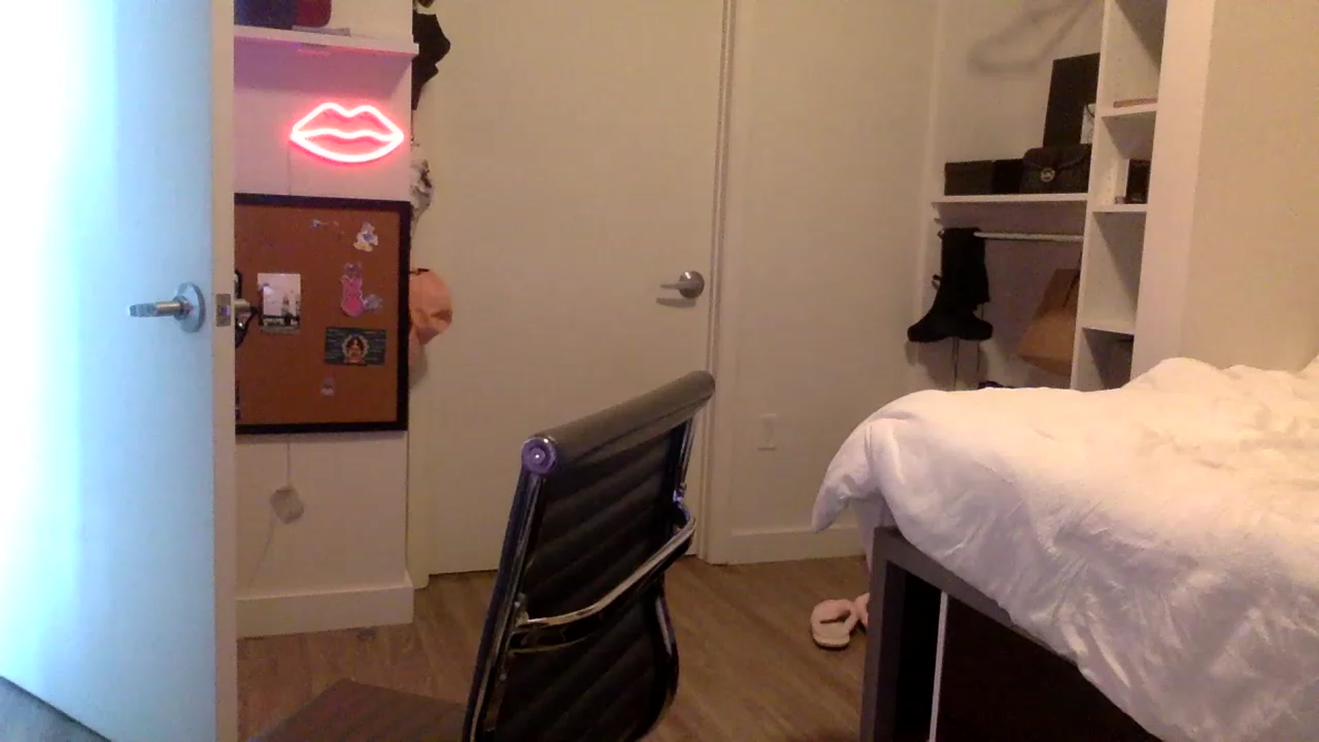 Gallery image thumbnail from sincerelypeny's myfreecams stream on, 05/18/2023, 23:26 image 8 of 20