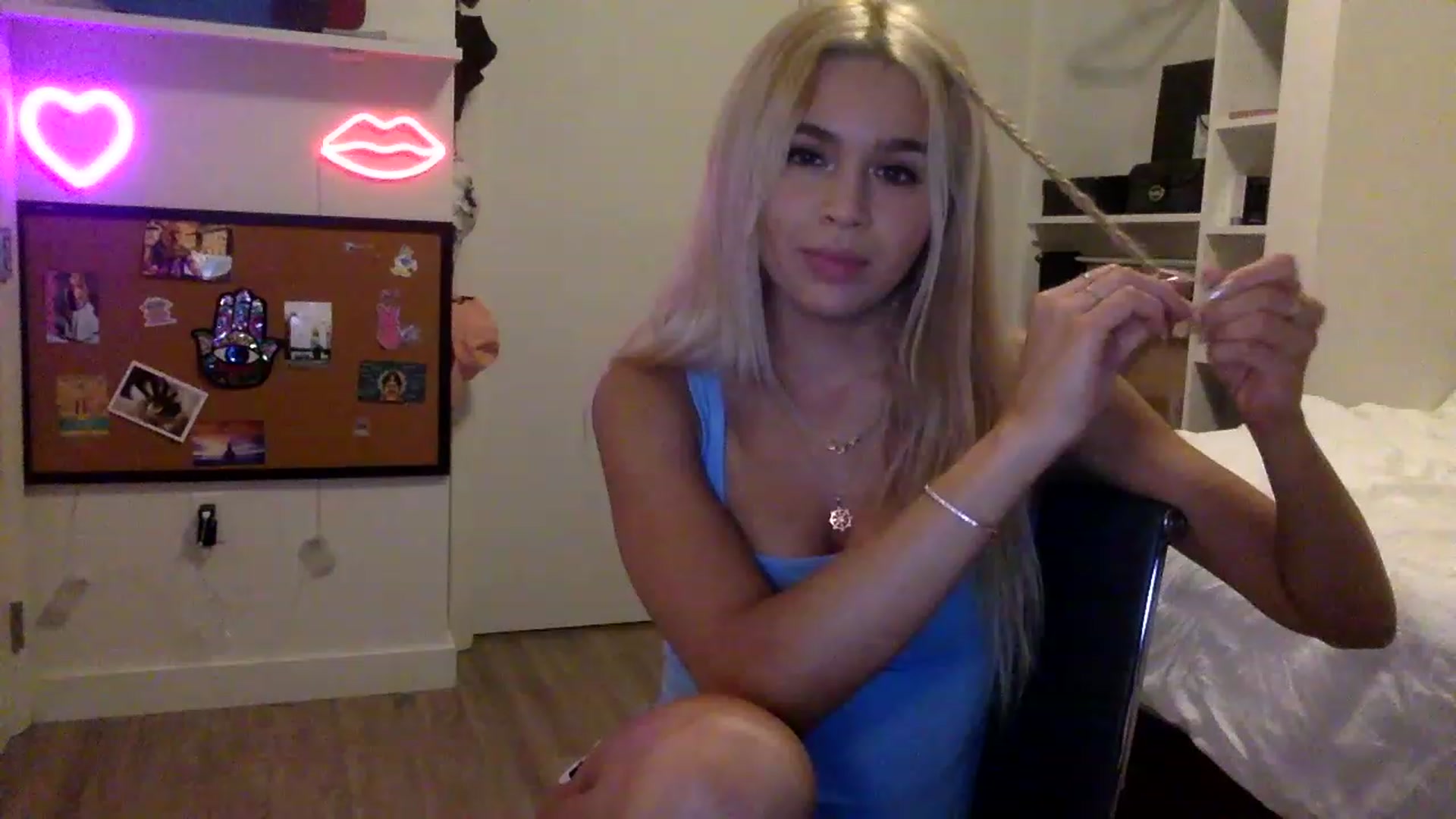 Gallery image thumbnail from sincerelypeny's myfreecams stream on, 05/18/2023, 23:26 image 13 of 20