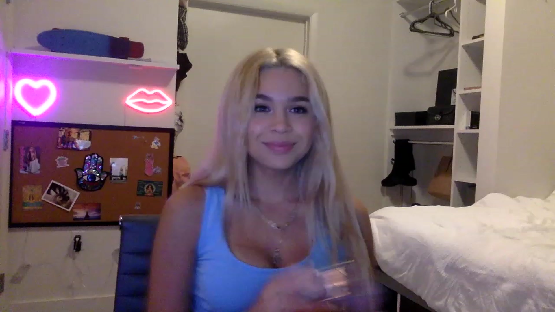 Gallery image thumbnail from sincerelypeny's myfreecams stream on, 05/18/2023, 23:26 image 3 of 20