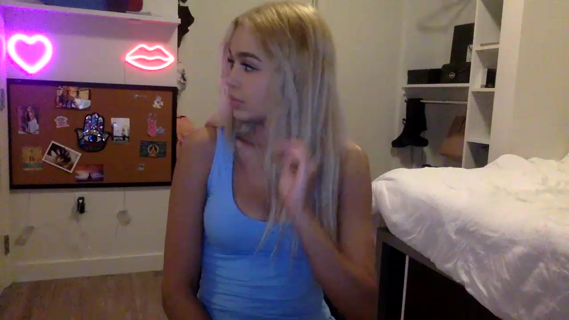 Gallery image thumbnail from sincerelypeny's myfreecams stream on, 05/18/2023, 23:26 image 6 of 20