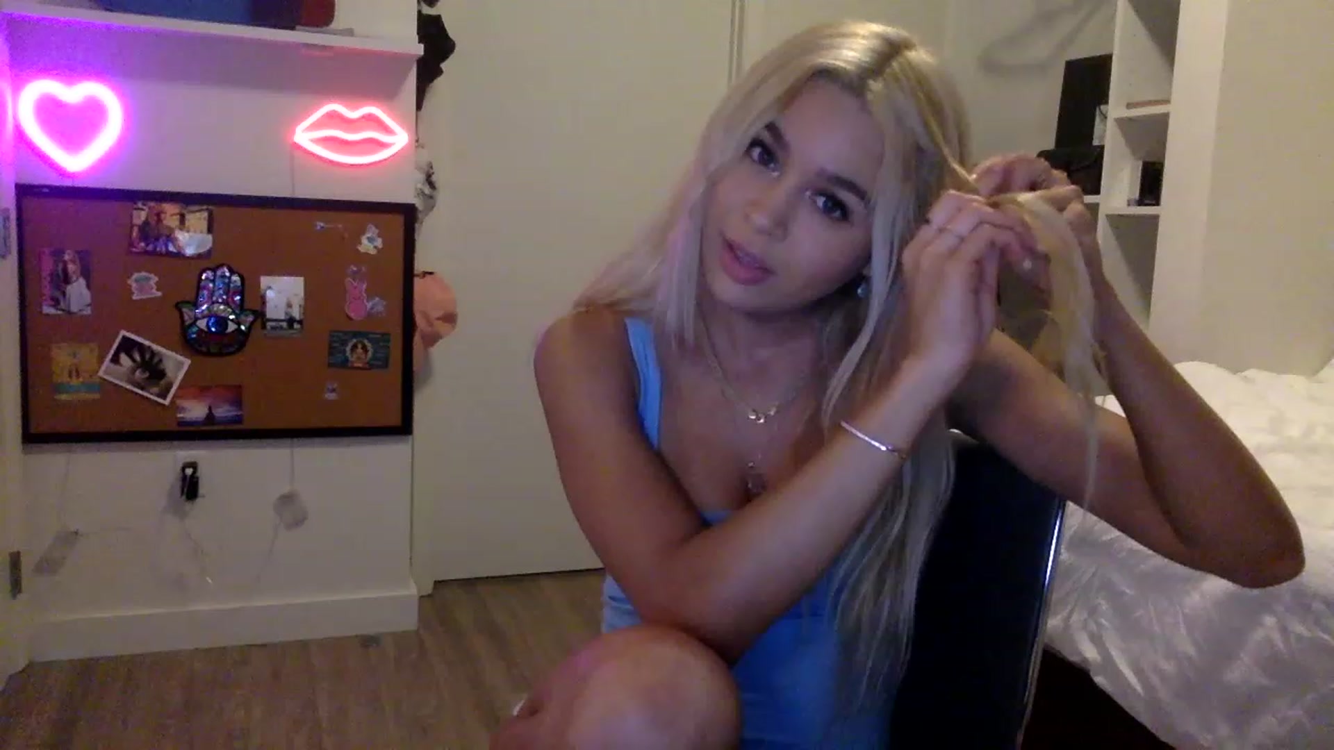 Gallery image thumbnail from sincerelypeny's myfreecams stream on, 05/18/2023, 23:26 image 12 of 20