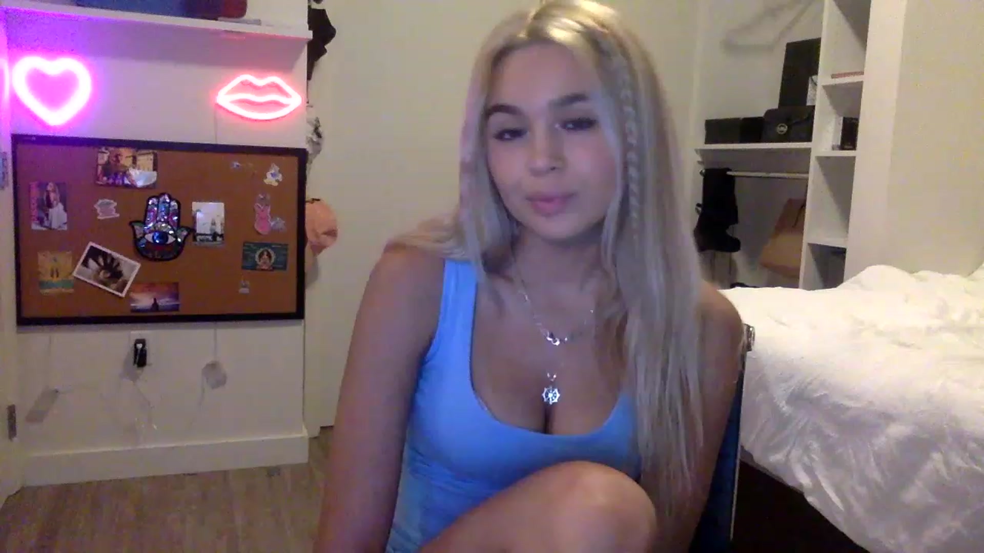 Gallery image thumbnail from sincerelypeny's myfreecams stream on, 05/18/2023, 23:26 image 15 of 20