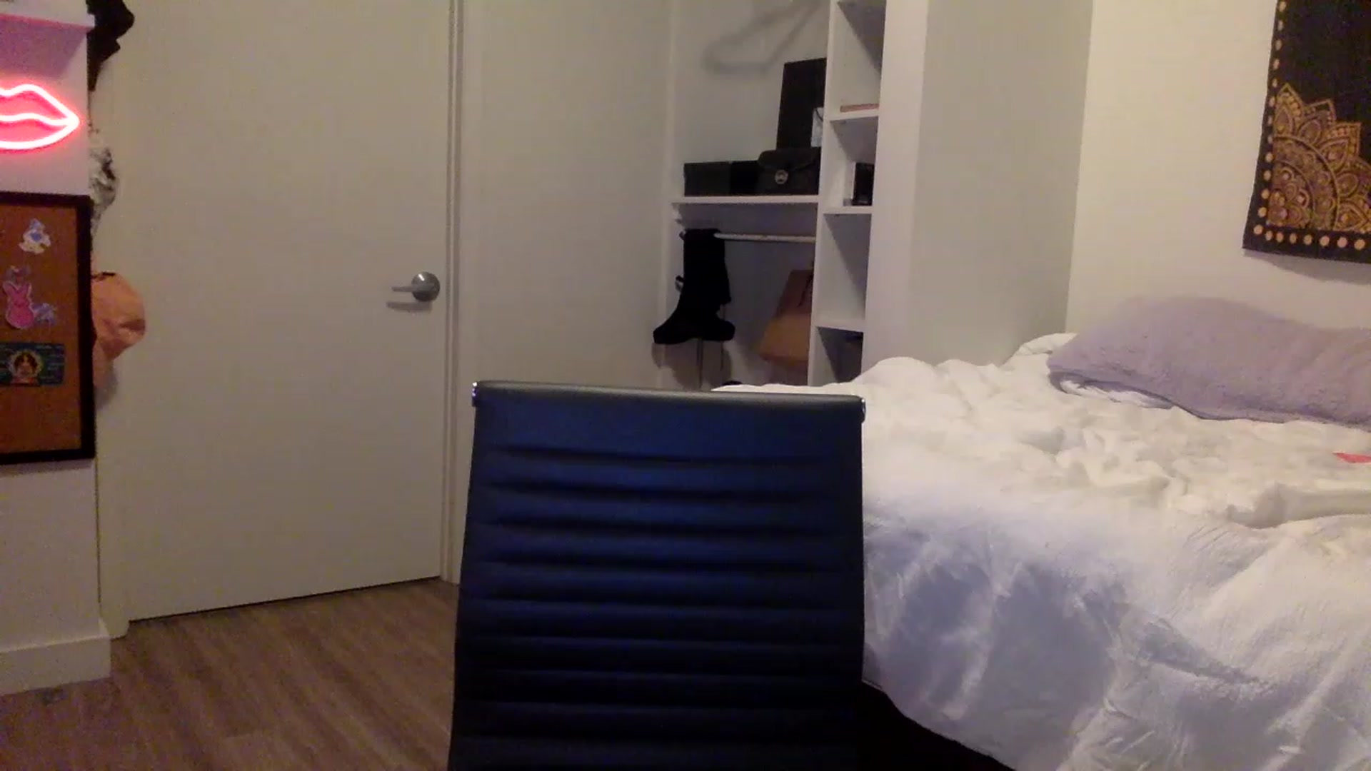 Gallery image thumbnail from sincerelypeny's myfreecams stream on, 05/19/2023, 01:11 image 12 of 20