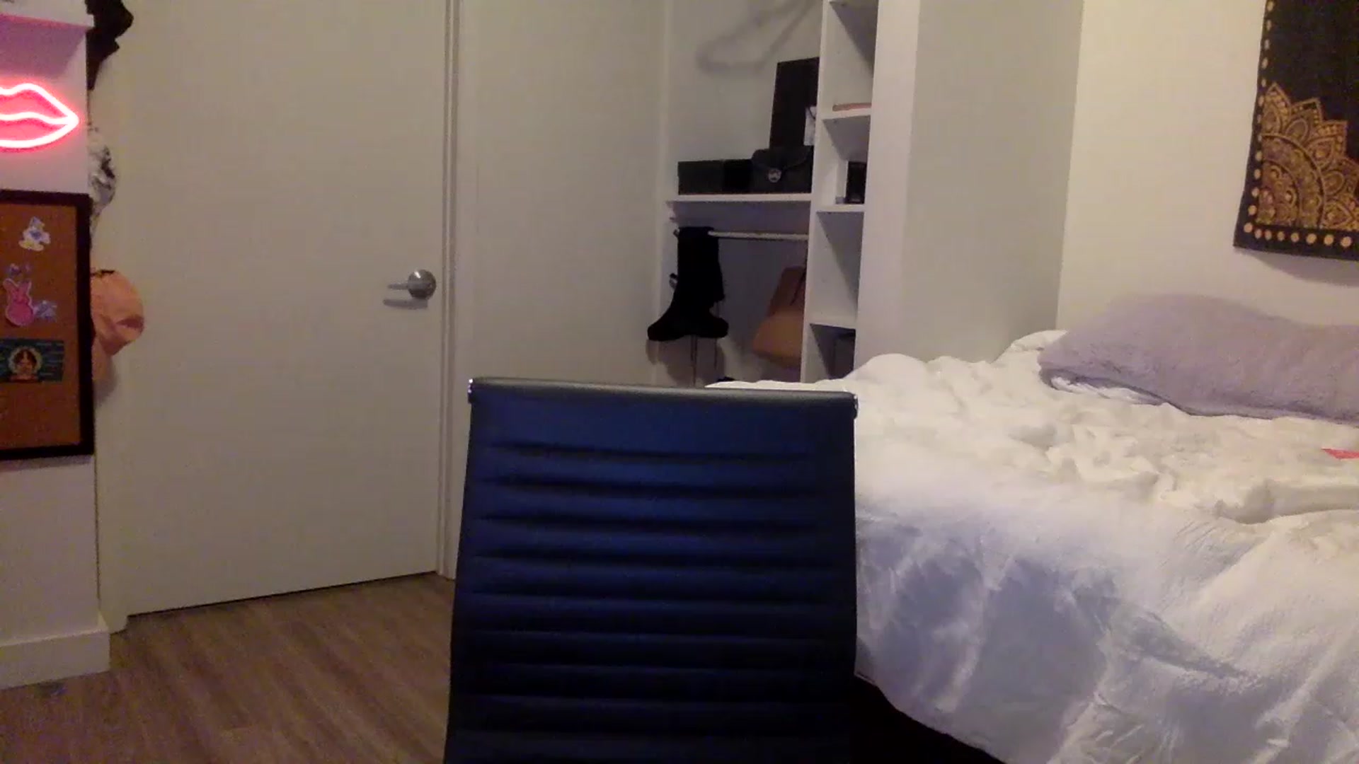Gallery image thumbnail from sincerelypeny's myfreecams stream on, 05/19/2023, 01:11 image 10 of 20