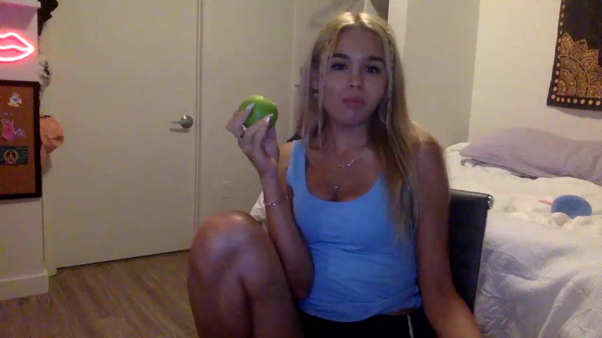 Gallery image thumbnail from sincerelypeny's myfreecams stream on, 05/19/2023, 03:35 image 5 of 20