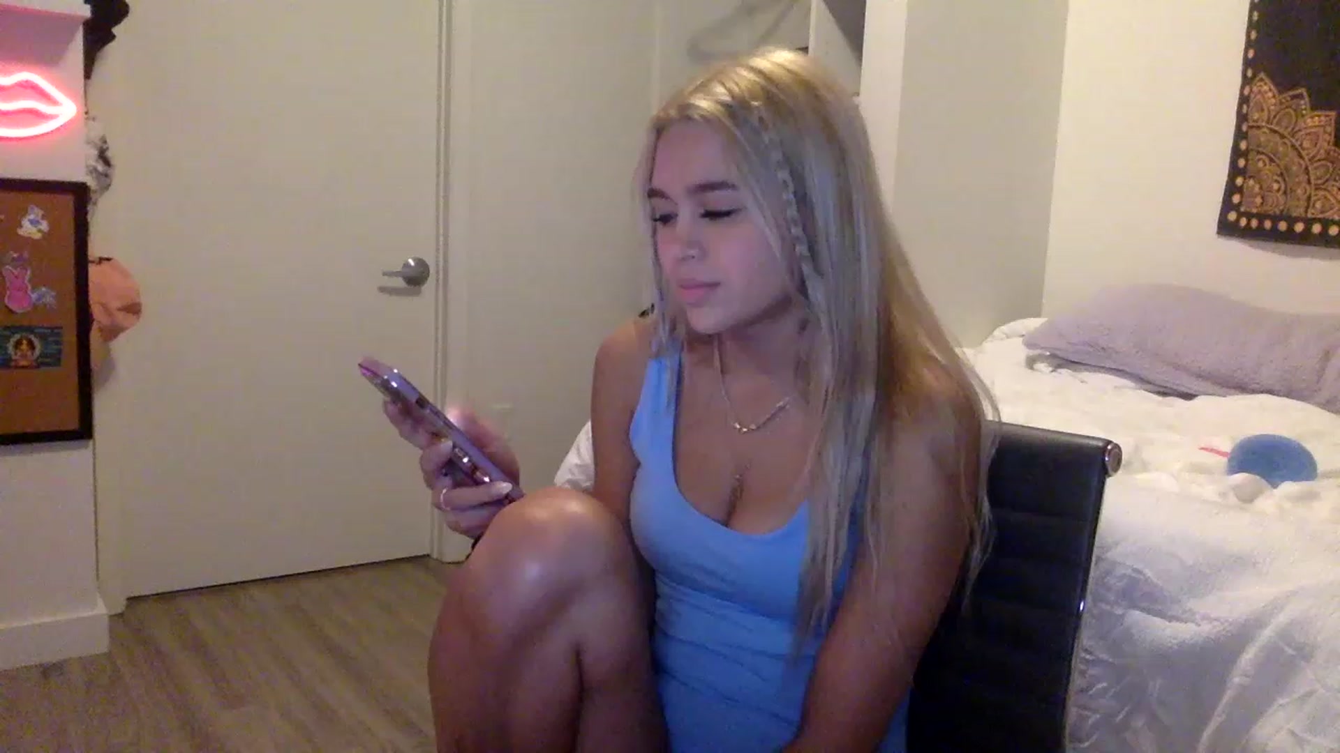 Gallery image thumbnail from sincerelypeny's myfreecams stream on, 05/19/2023, 03:35 image 7 of 20