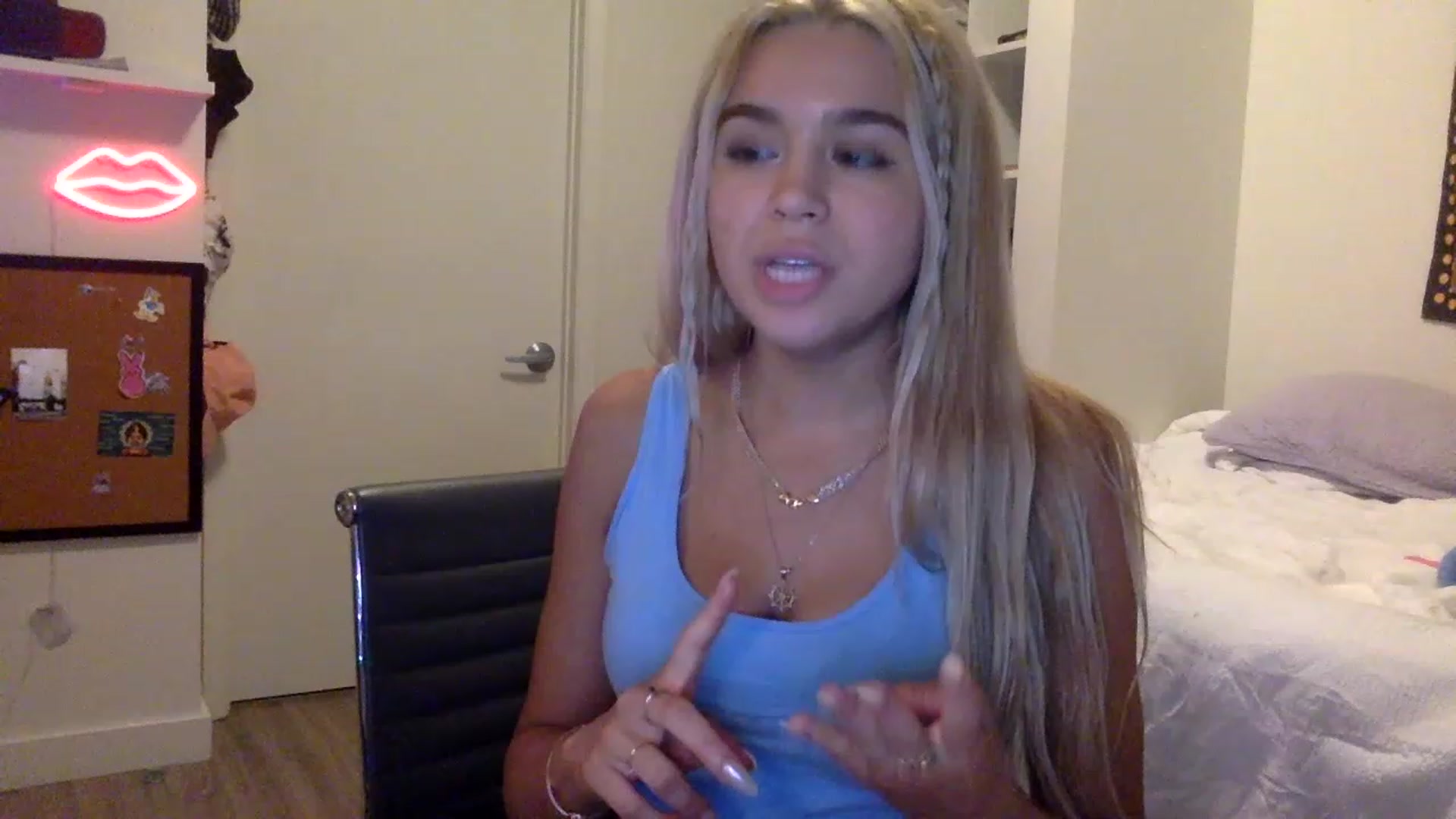 Gallery image thumbnail from sincerelypeny's myfreecams stream on, 05/19/2023, 03:35 image 16 of 20