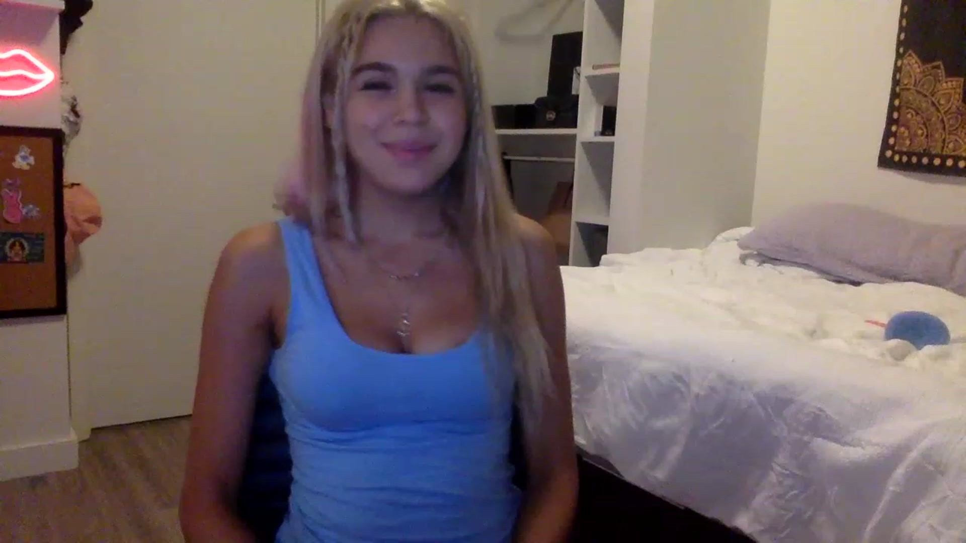 Gallery image thumbnail from sincerelypeny's myfreecams stream on, 05/19/2023, 03:35 image 14 of 20