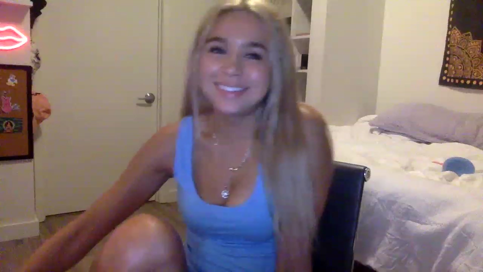 Gallery image thumbnail from sincerelypeny's myfreecams stream on, 05/19/2023, 03:35 image 10 of 20