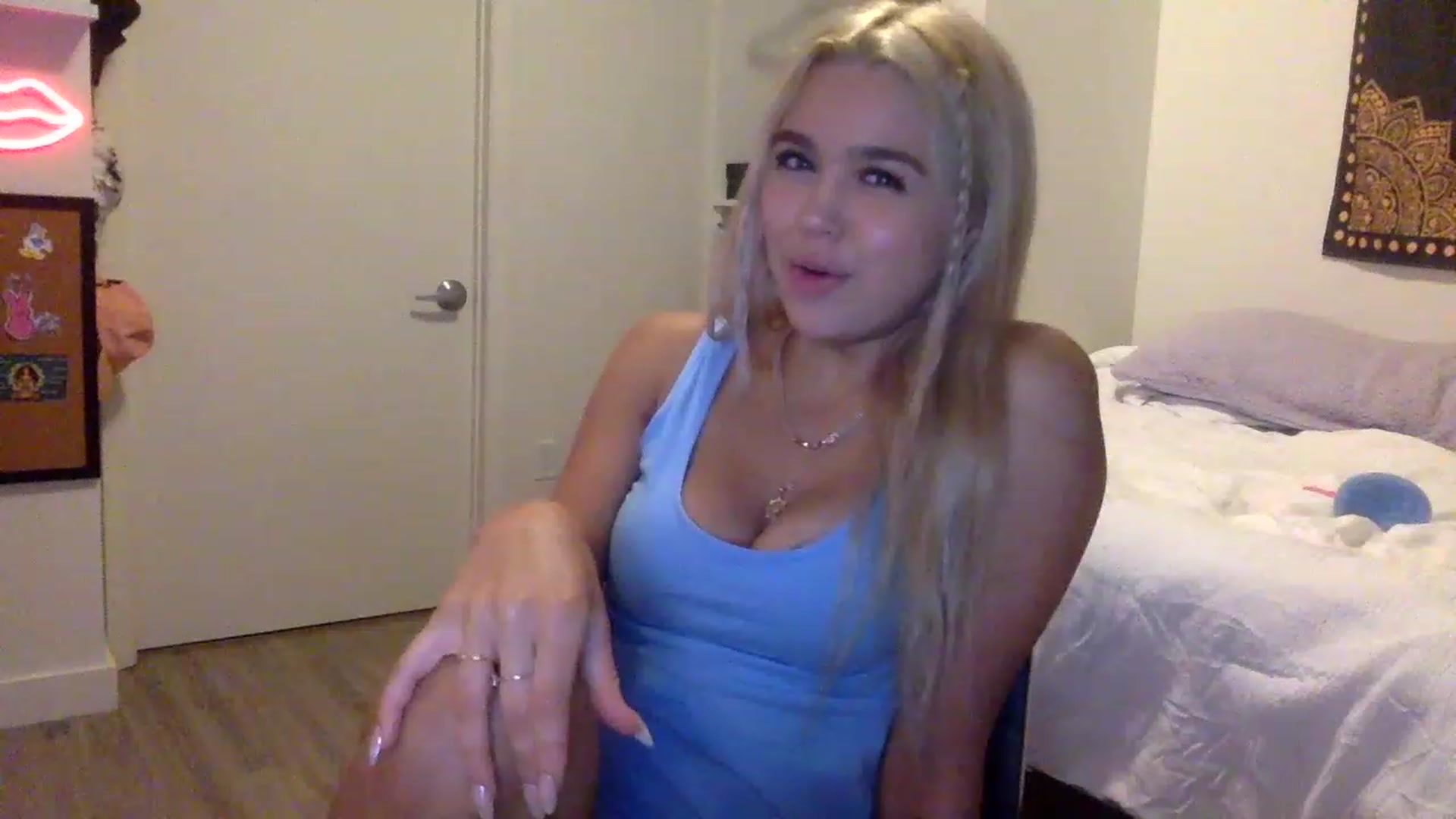 Gallery image thumbnail from sincerelypeny's myfreecams stream on, 05/19/2023, 03:35 image 13 of 20