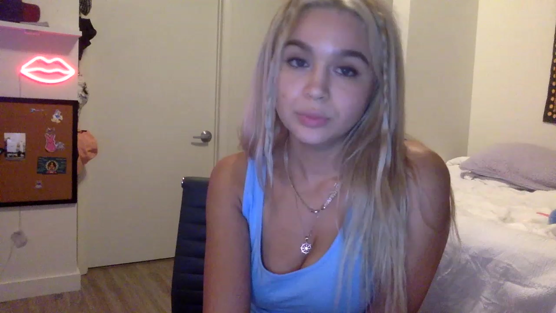 Gallery image thumbnail from sincerelypeny's myfreecams stream on, 05/19/2023, 03:35 image 18 of 20