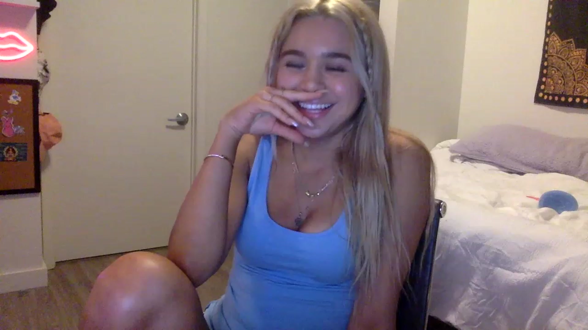 Gallery image thumbnail from sincerelypeny's myfreecams stream on, 05/19/2023, 03:35 image 9 of 20