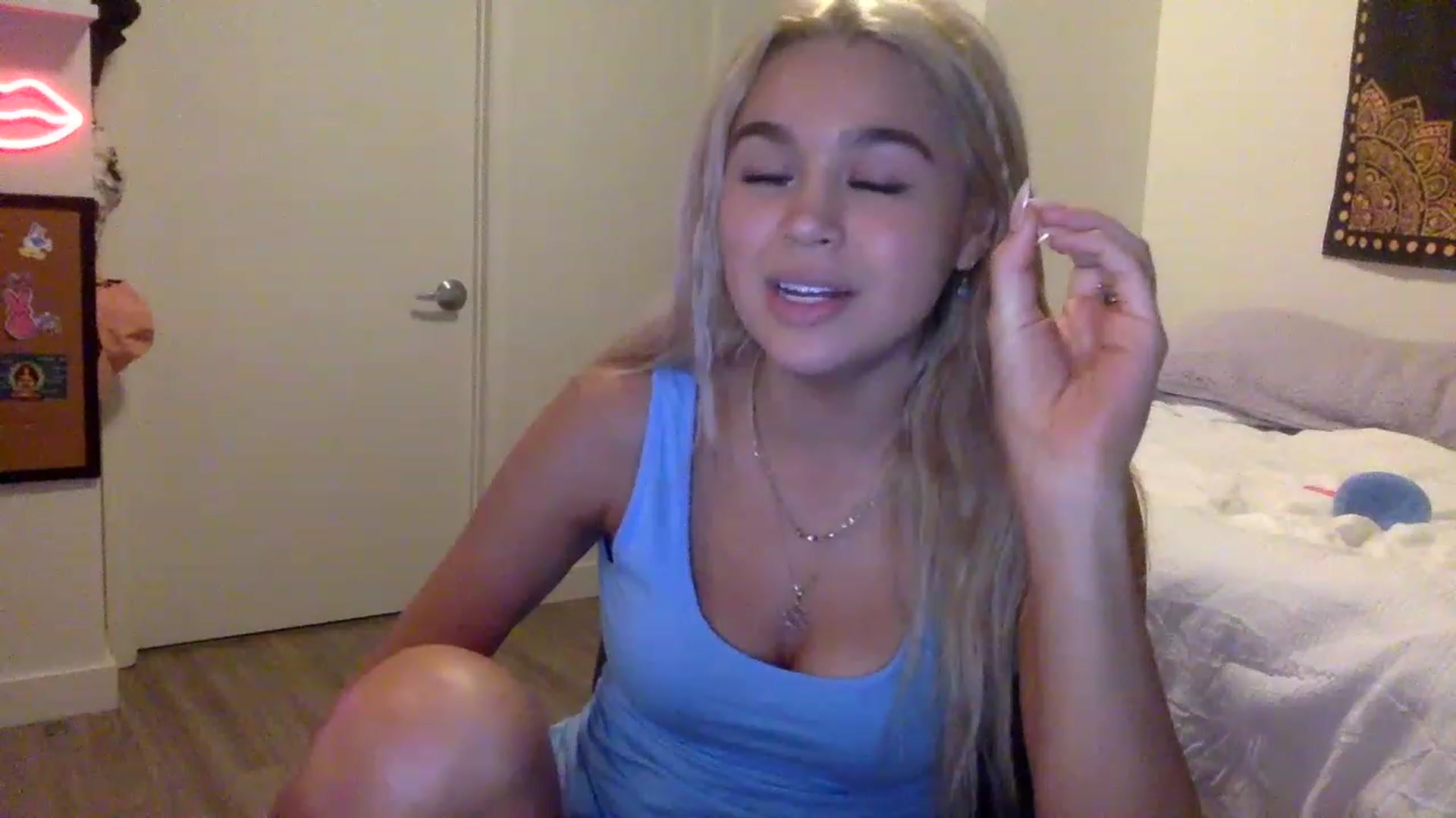 Gallery image thumbnail from sincerelypeny's myfreecams stream on, 05/19/2023, 03:35 image 11 of 20