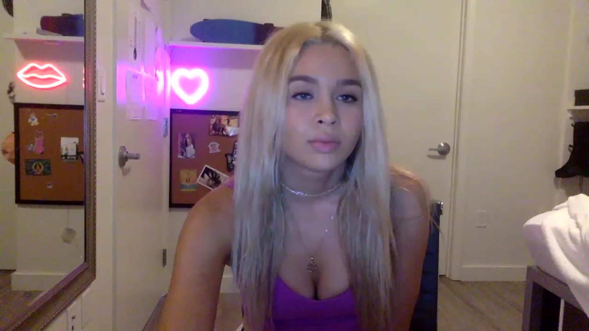 Gallery image thumbnail from sincerelypeny's myfreecams stream on, 05/19/2023, 23:57 image 2 of 20