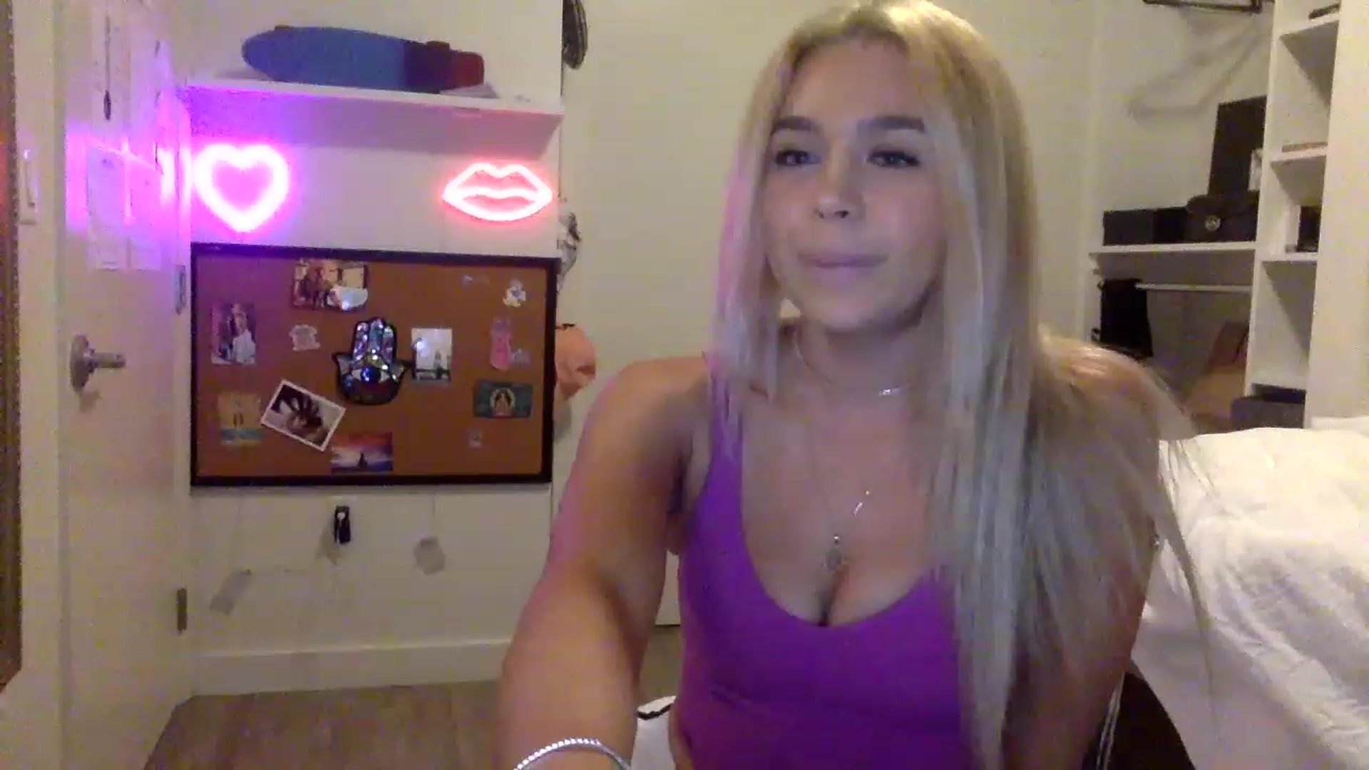 Gallery image thumbnail from sincerelypeny's myfreecams stream on, 05/19/2023, 23:57 image 11 of 20