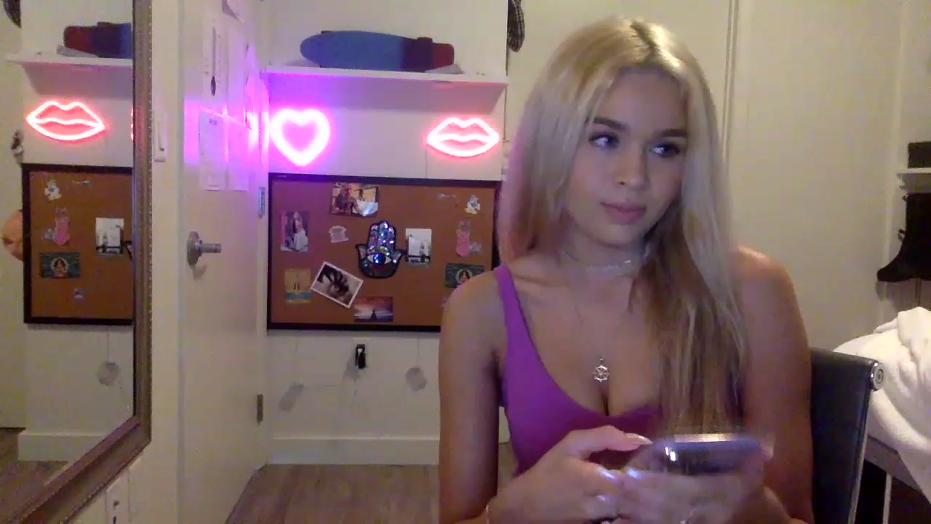 Gallery image thumbnail from sincerelypeny's myfreecams stream on, 05/19/2023, 23:57 image 4 of 20