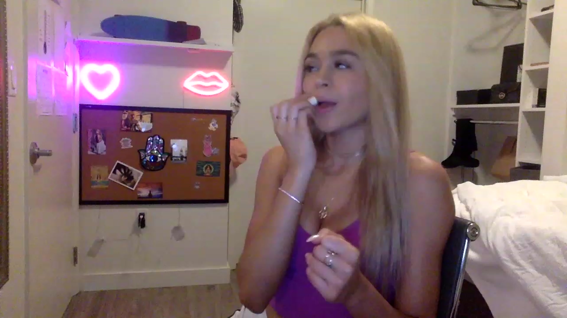 Gallery image thumbnail from sincerelypeny's myfreecams stream on, 05/19/2023, 23:57 image 9 of 20