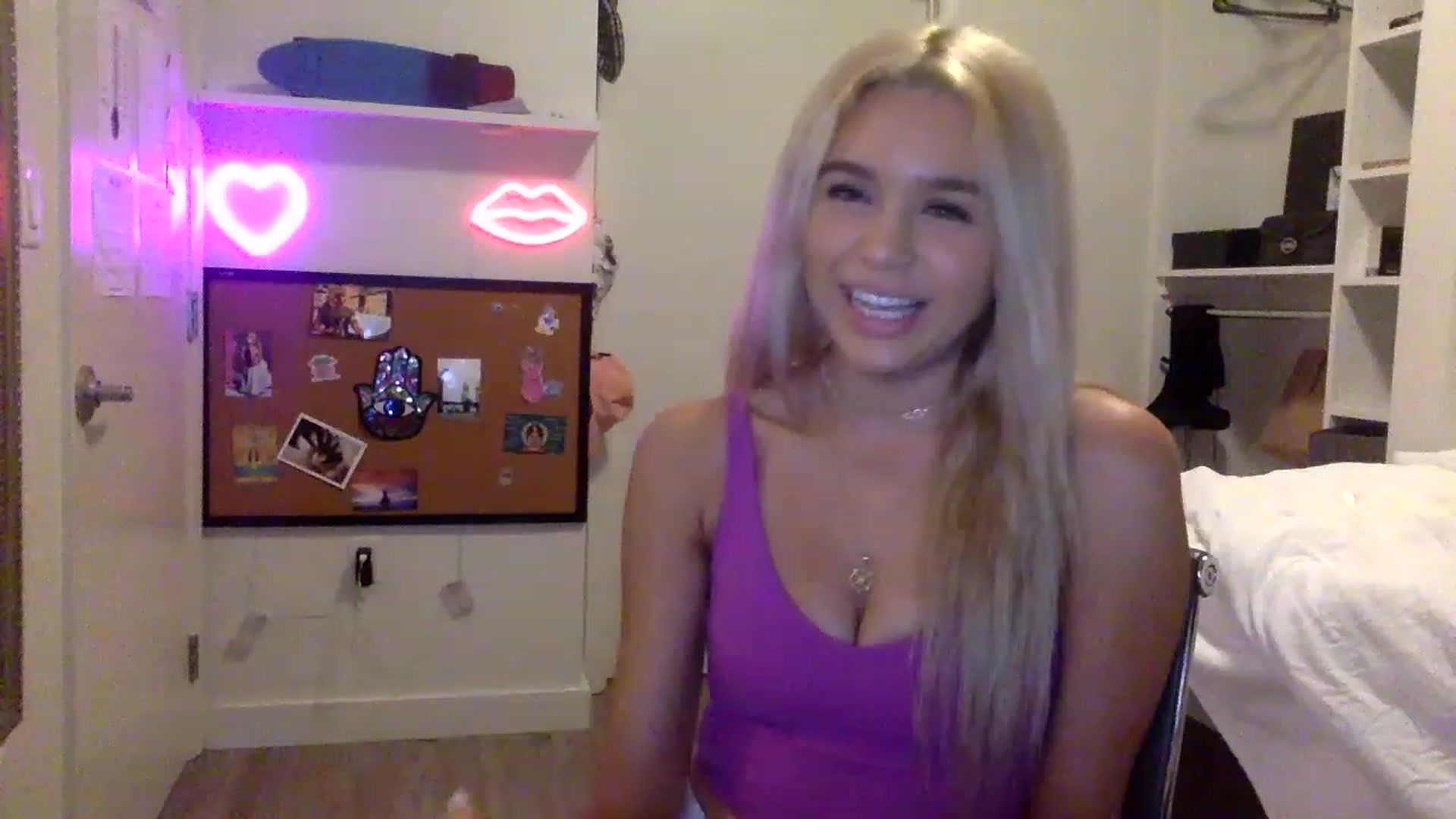 Gallery image thumbnail from sincerelypeny's myfreecams stream on, 05/19/2023, 23:57 image 7 of 20
