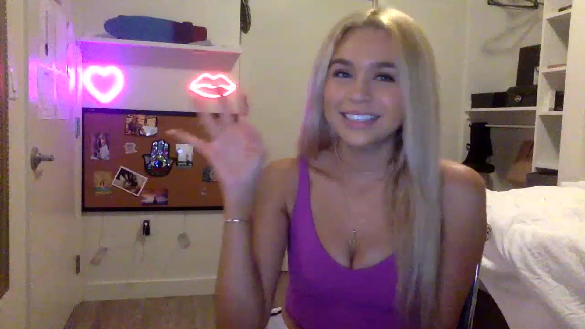 Gallery image thumbnail from sincerelypeny's myfreecams stream on, 05/19/2023, 23:57 image 8 of 20