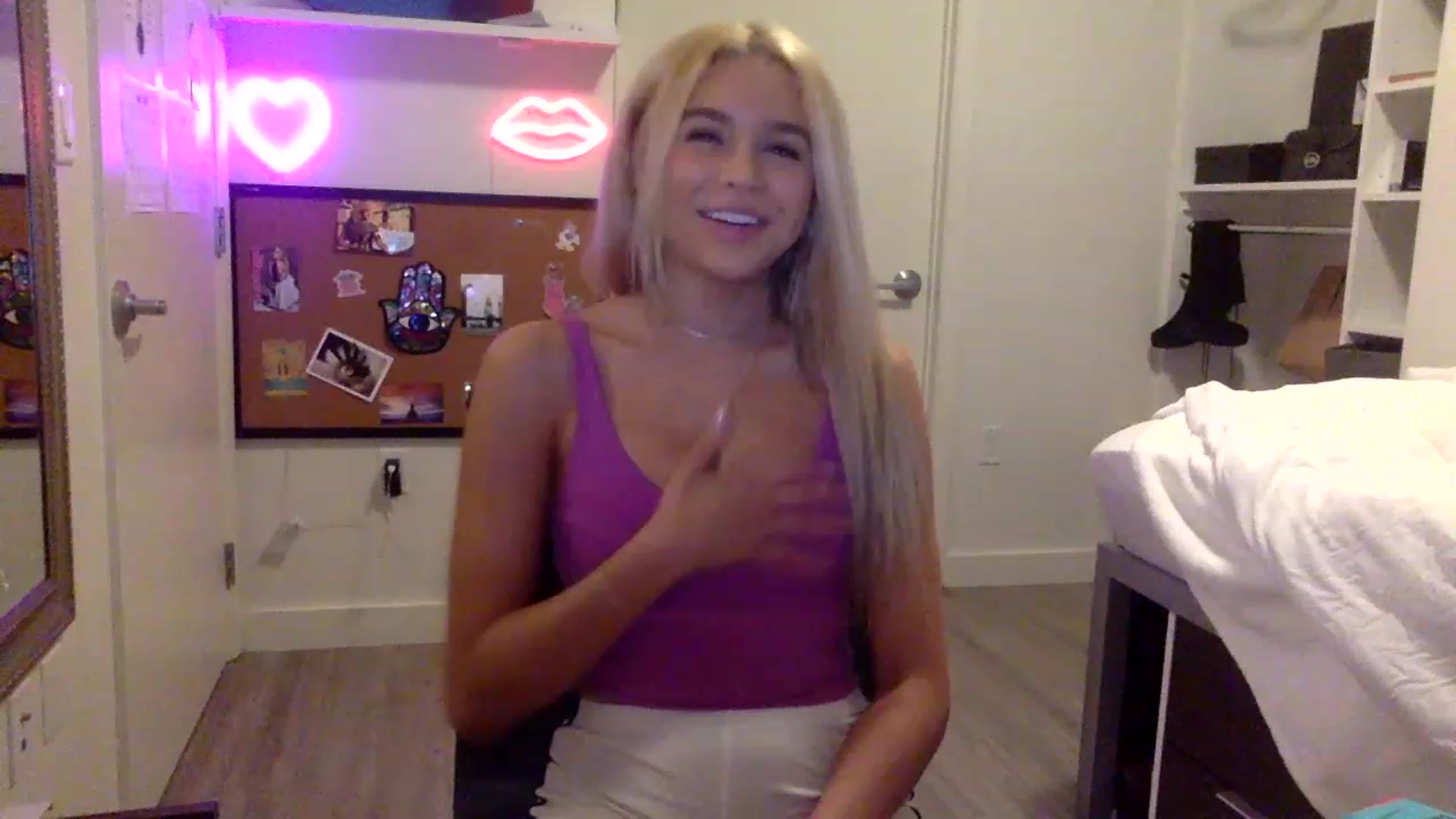 Gallery image thumbnail from sincerelypeny's myfreecams stream on, 05/19/2023, 23:57 image 16 of 20