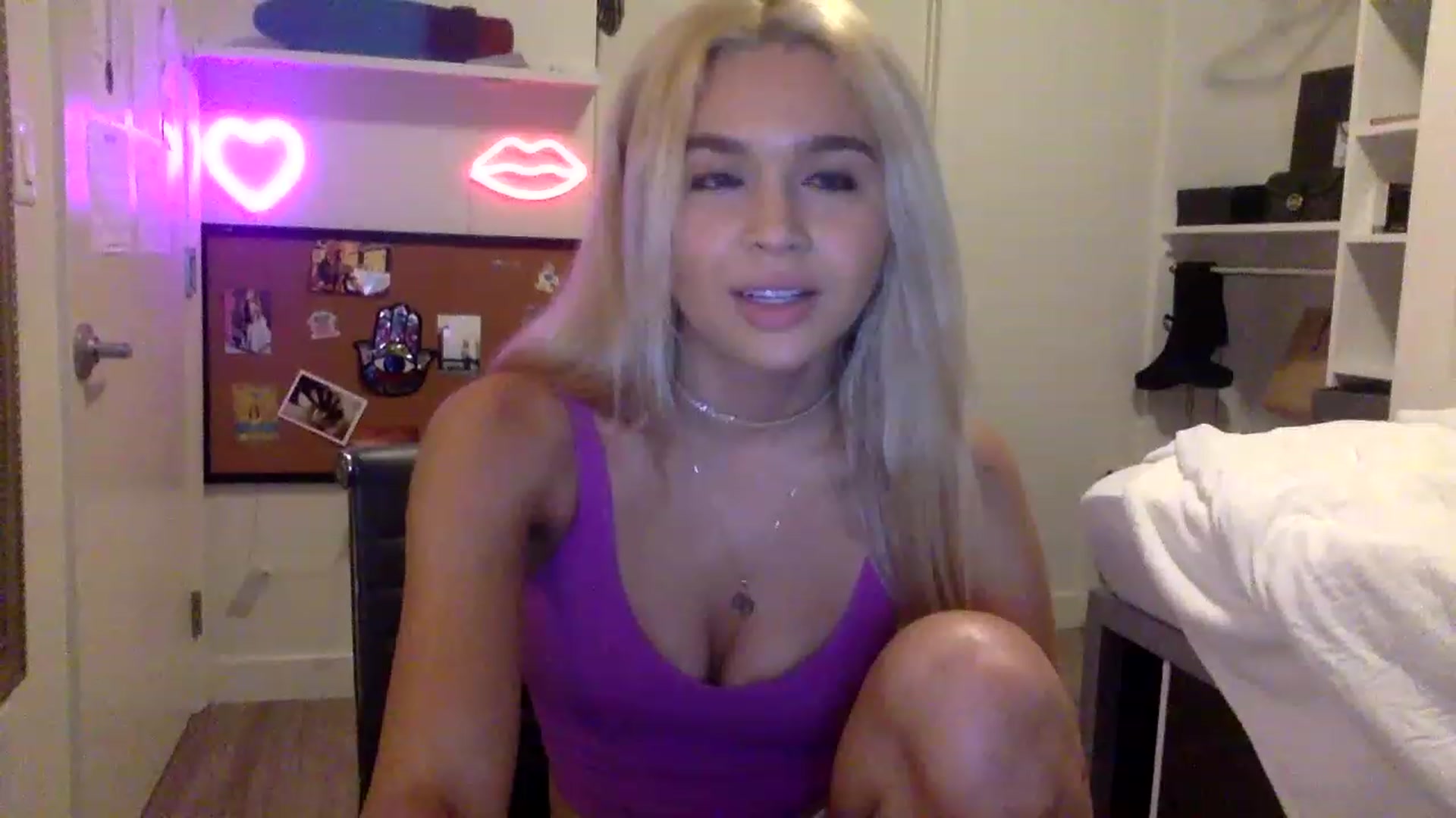 Gallery image thumbnail from sincerelypeny's myfreecams stream on, 05/19/2023, 23:57 image 14 of 20