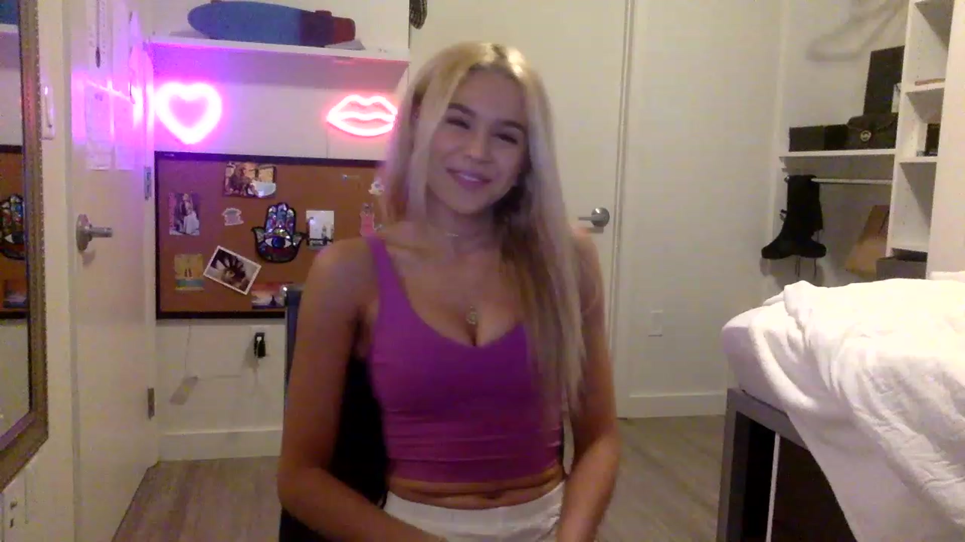 Gallery image thumbnail from sincerelypeny's myfreecams stream on, 05/19/2023, 23:57 image 15 of 20