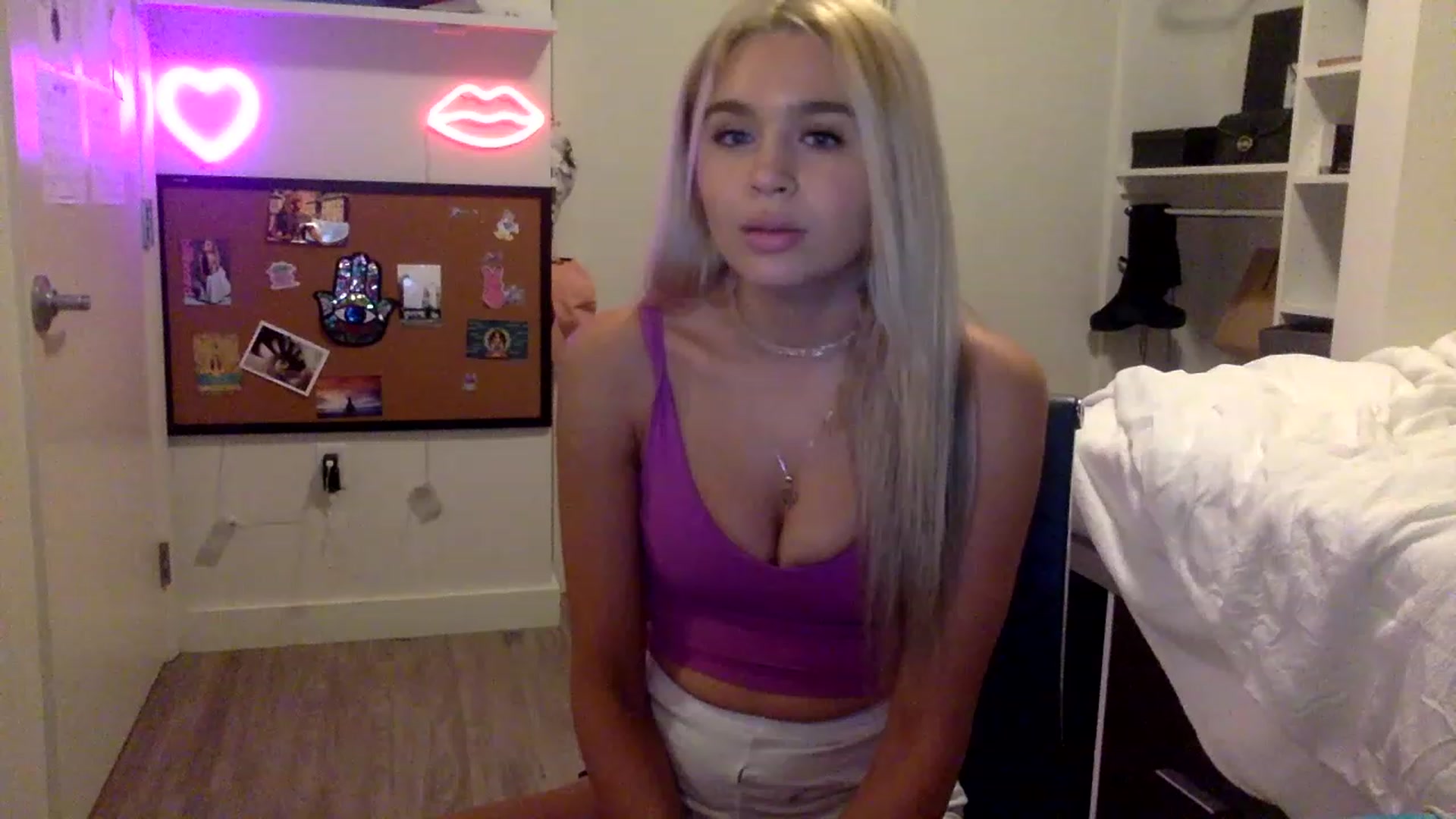 Gallery image thumbnail from sincerelypeny's myfreecams stream on, 05/20/2023, 05:04 image 18 of 20