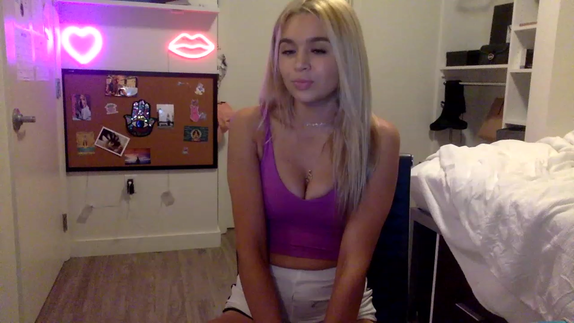 Gallery image thumbnail from sincerelypeny's myfreecams stream on, 05/20/2023, 05:04 image 17 of 20