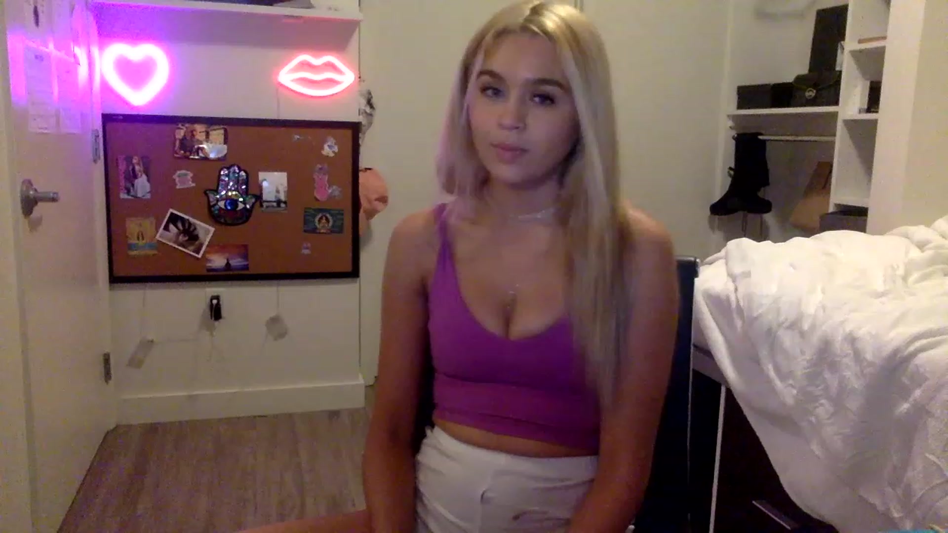 Gallery image thumbnail from sincerelypeny's myfreecams stream on, 05/20/2023, 05:04 image 16 of 20