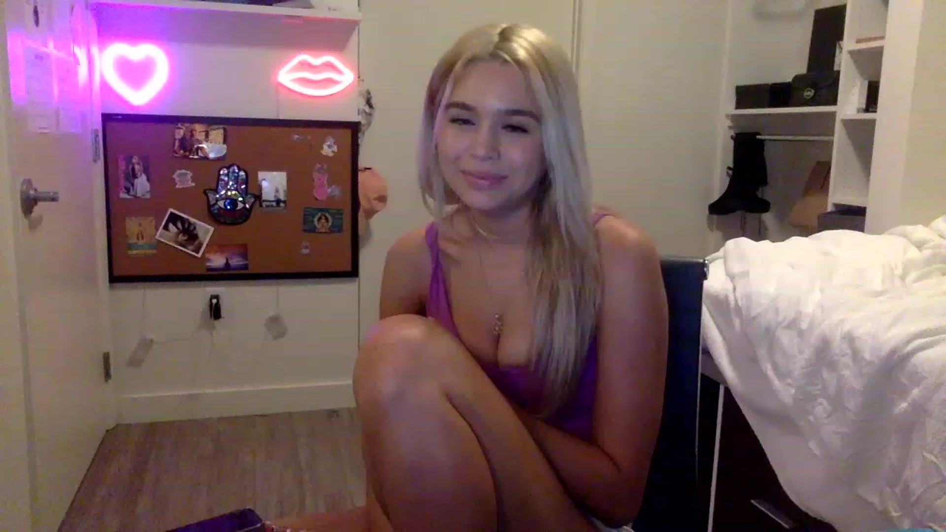 Gallery image thumbnail from sincerelypeny's myfreecams stream on, 05/20/2023, 05:04 image 12 of 20