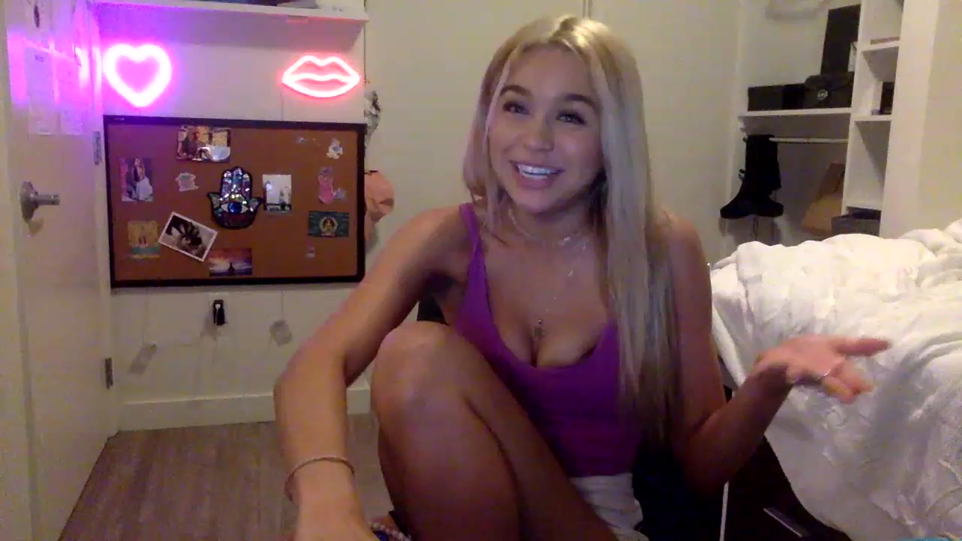 Gallery image thumbnail from sincerelypeny's myfreecams stream on, 05/20/2023, 05:04 image 11 of 20