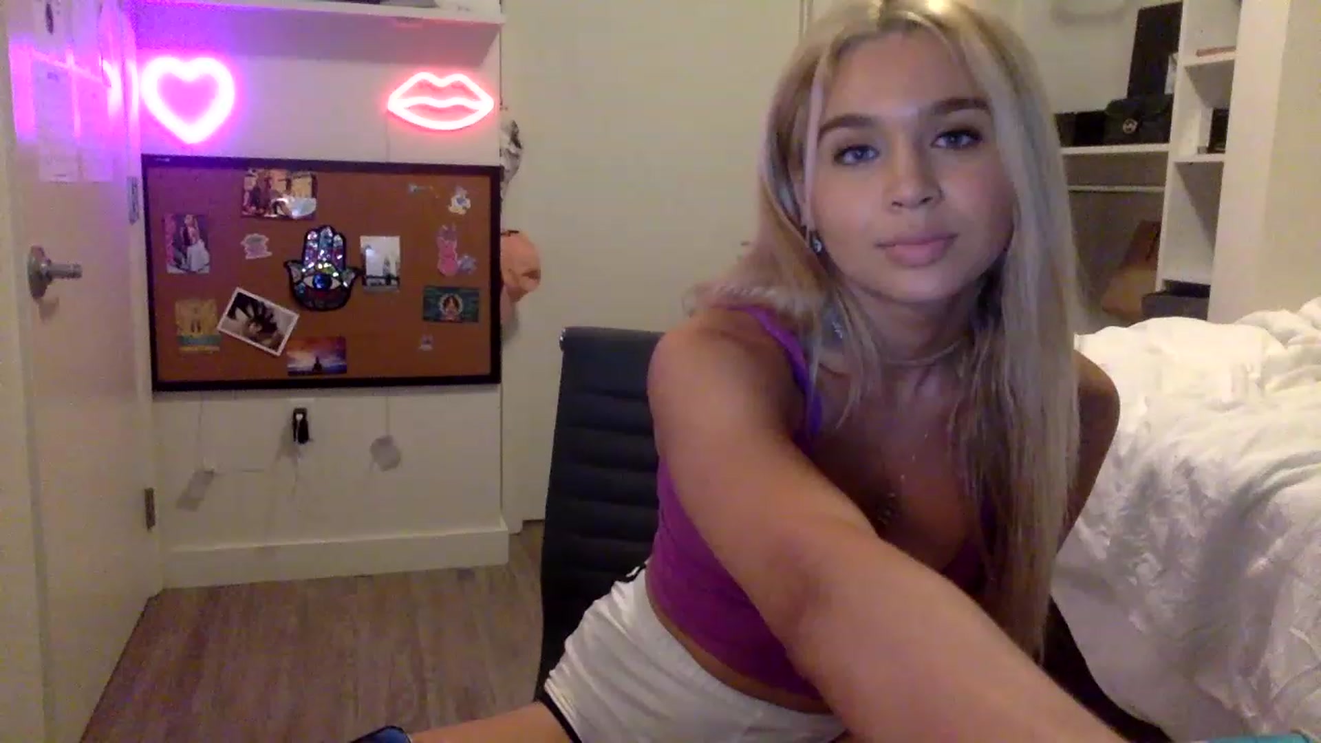 Gallery image thumbnail from sincerelypeny's myfreecams stream on, 05/20/2023, 05:04 image 15 of 20