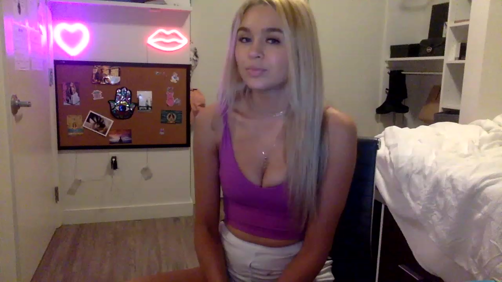 Gallery image thumbnail from sincerelypeny's myfreecams stream on, 05/20/2023, 05:04 image 19 of 20