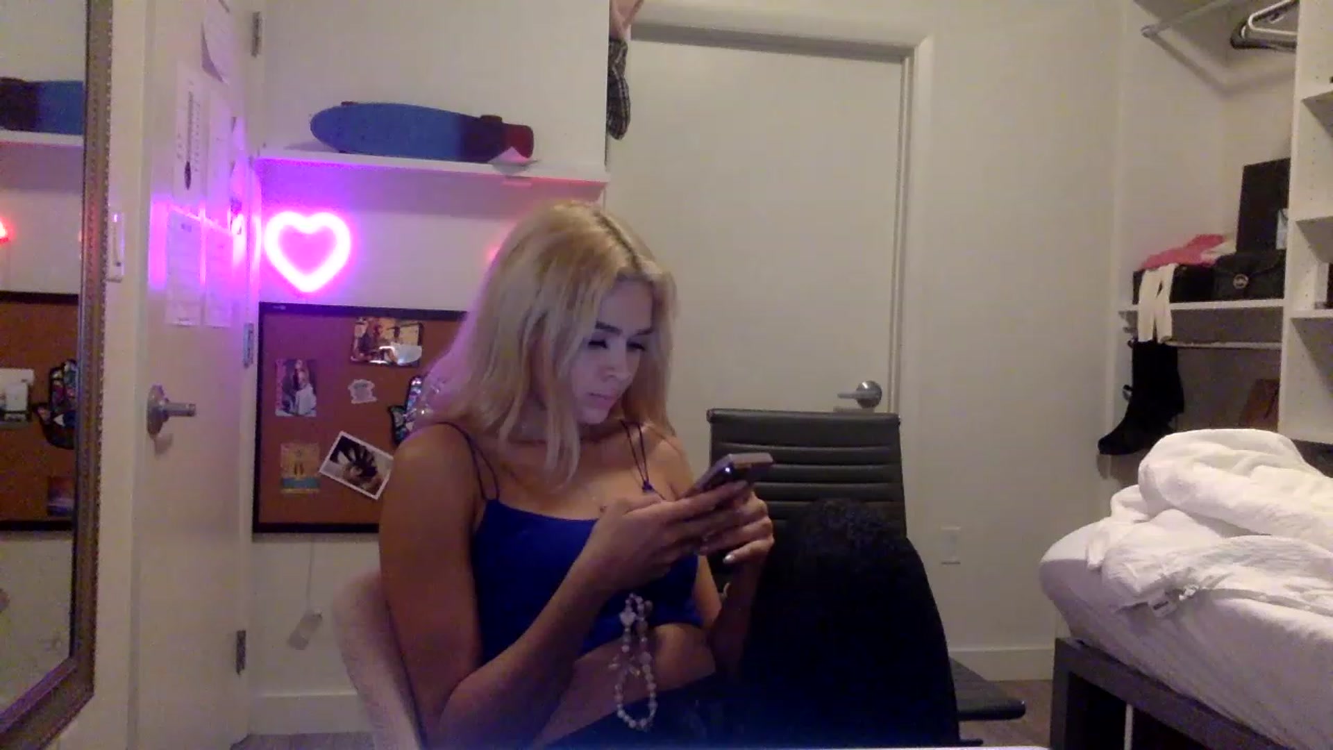 Gallery image thumbnail from sincerelypeny's myfreecams stream on, 05/21/2023, 02:16 image 17 of 20