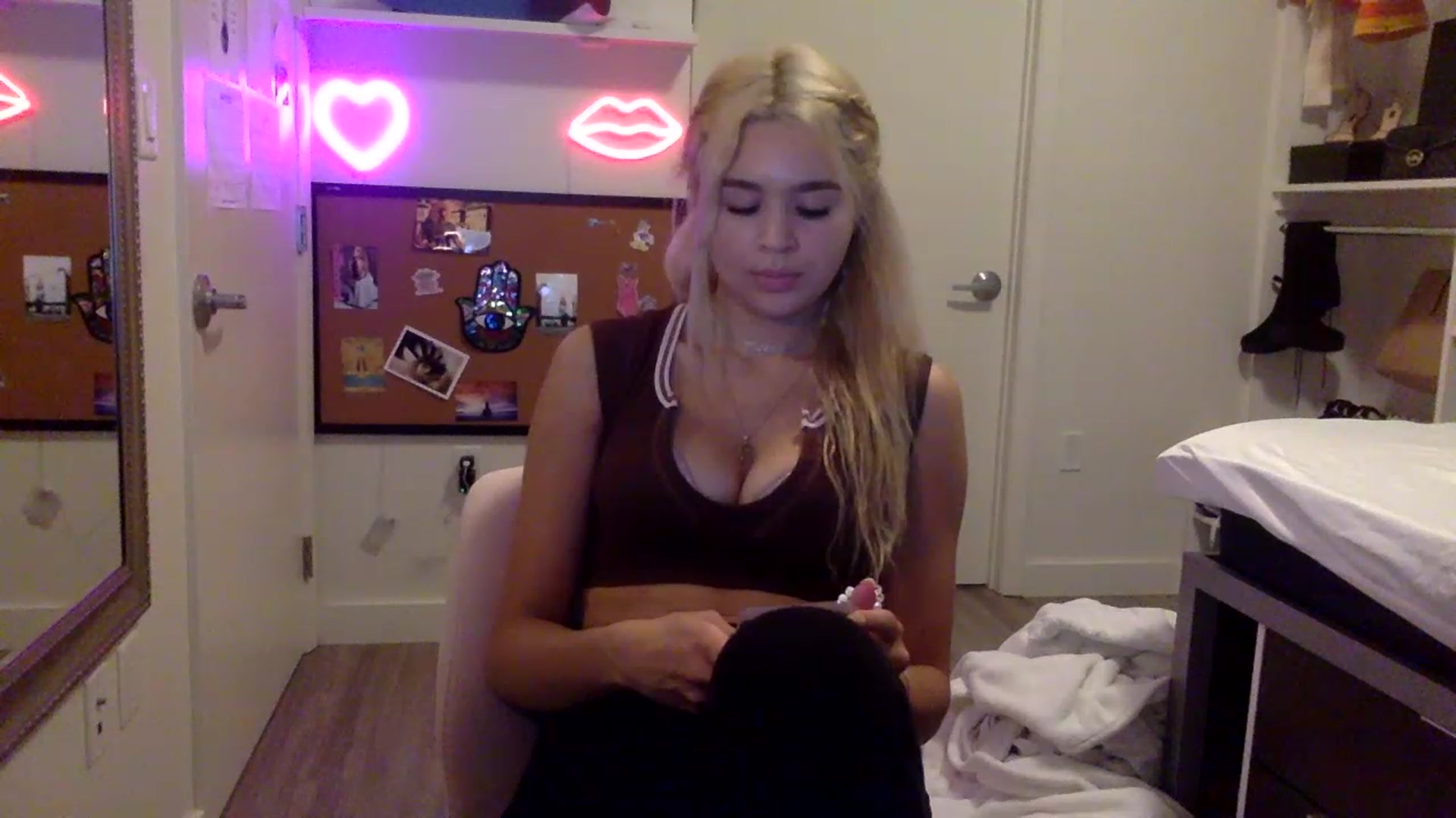 Gallery image thumbnail from sincerelypeny's myfreecams stream on, 05/23/2023, 01:21 image 8 of 20