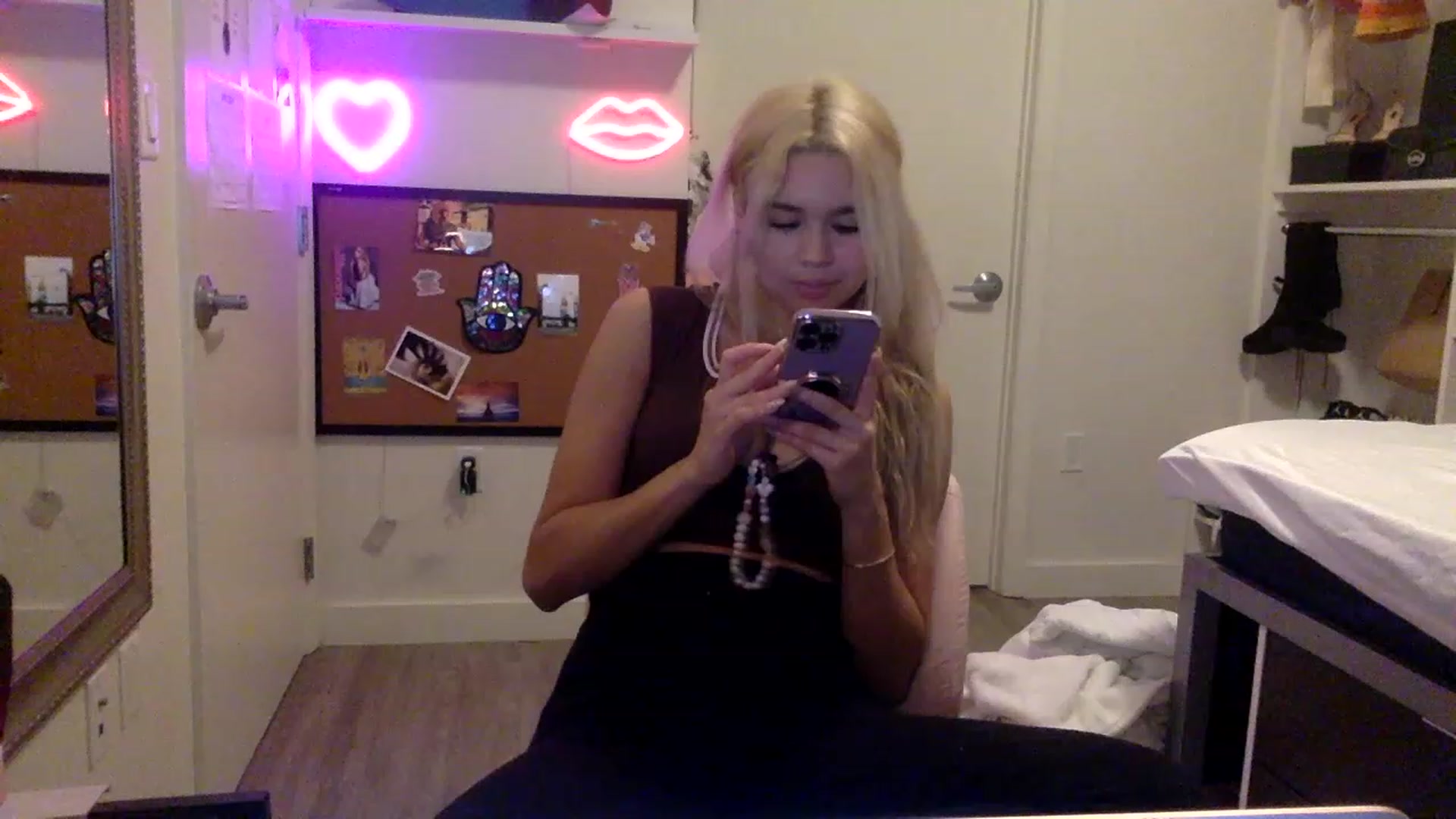 Gallery image thumbnail from sincerelypeny's myfreecams stream on, 05/23/2023, 01:21 image 3 of 20
