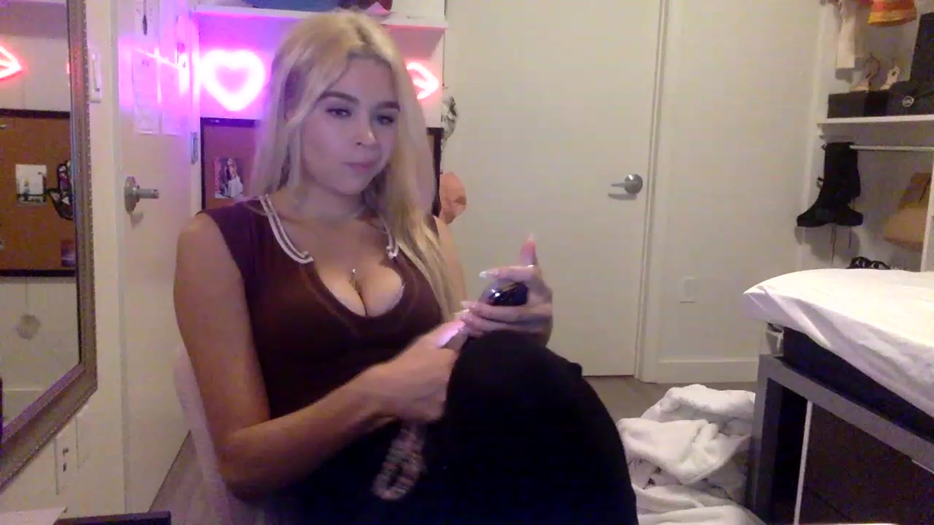 Gallery image thumbnail from sincerelypeny's myfreecams stream on, 05/23/2023, 01:21 image 7 of 20