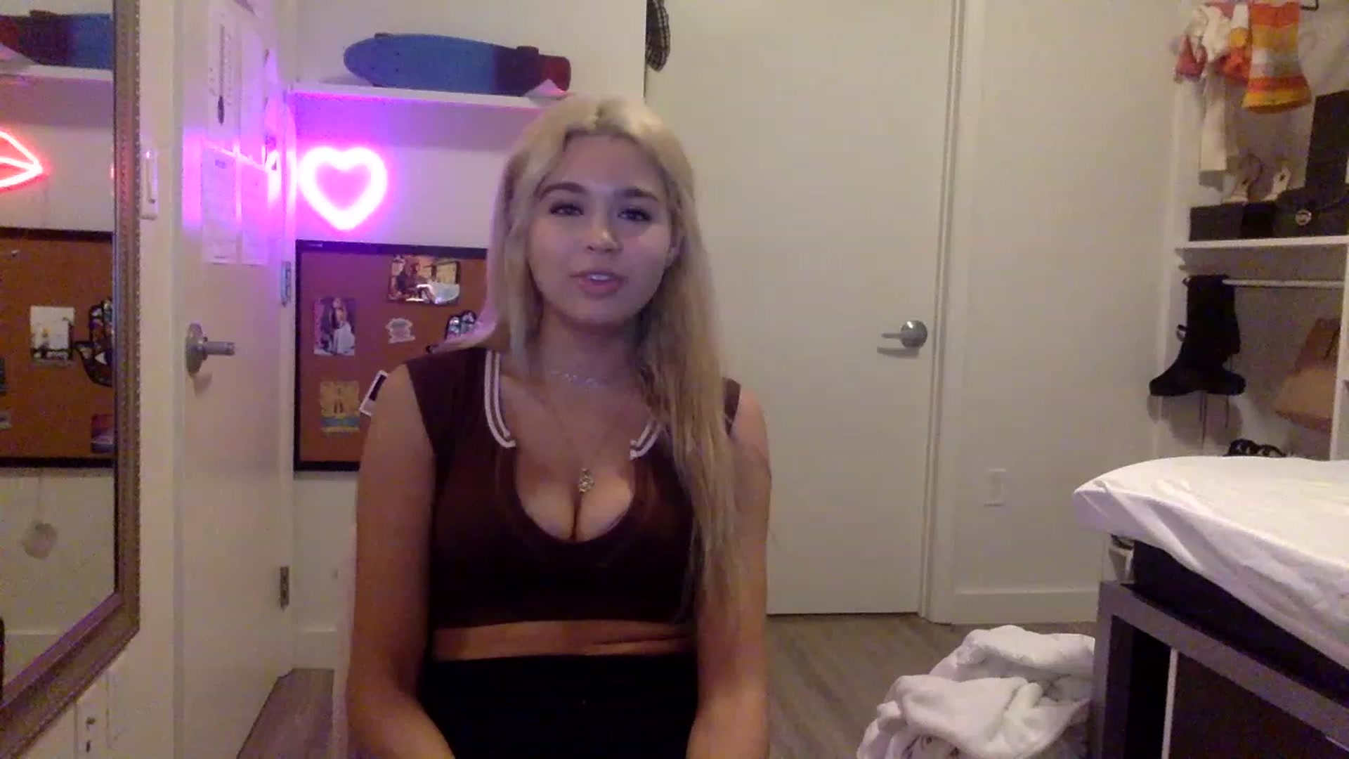 Gallery image thumbnail from sincerelypeny's myfreecams stream on, 05/23/2023, 01:21 image 17 of 20