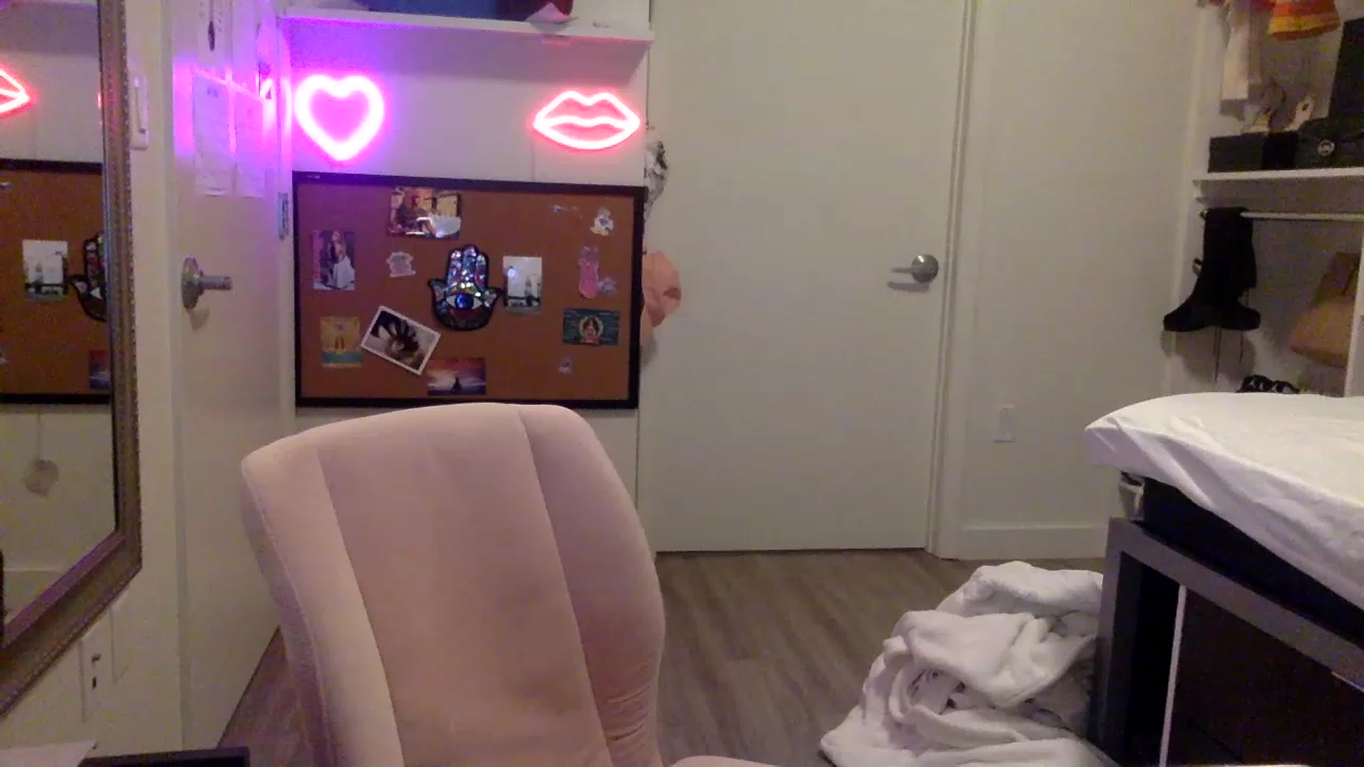 Gallery image thumbnail from sincerelypeny's myfreecams stream on, 05/23/2023, 01:21 image 6 of 20
