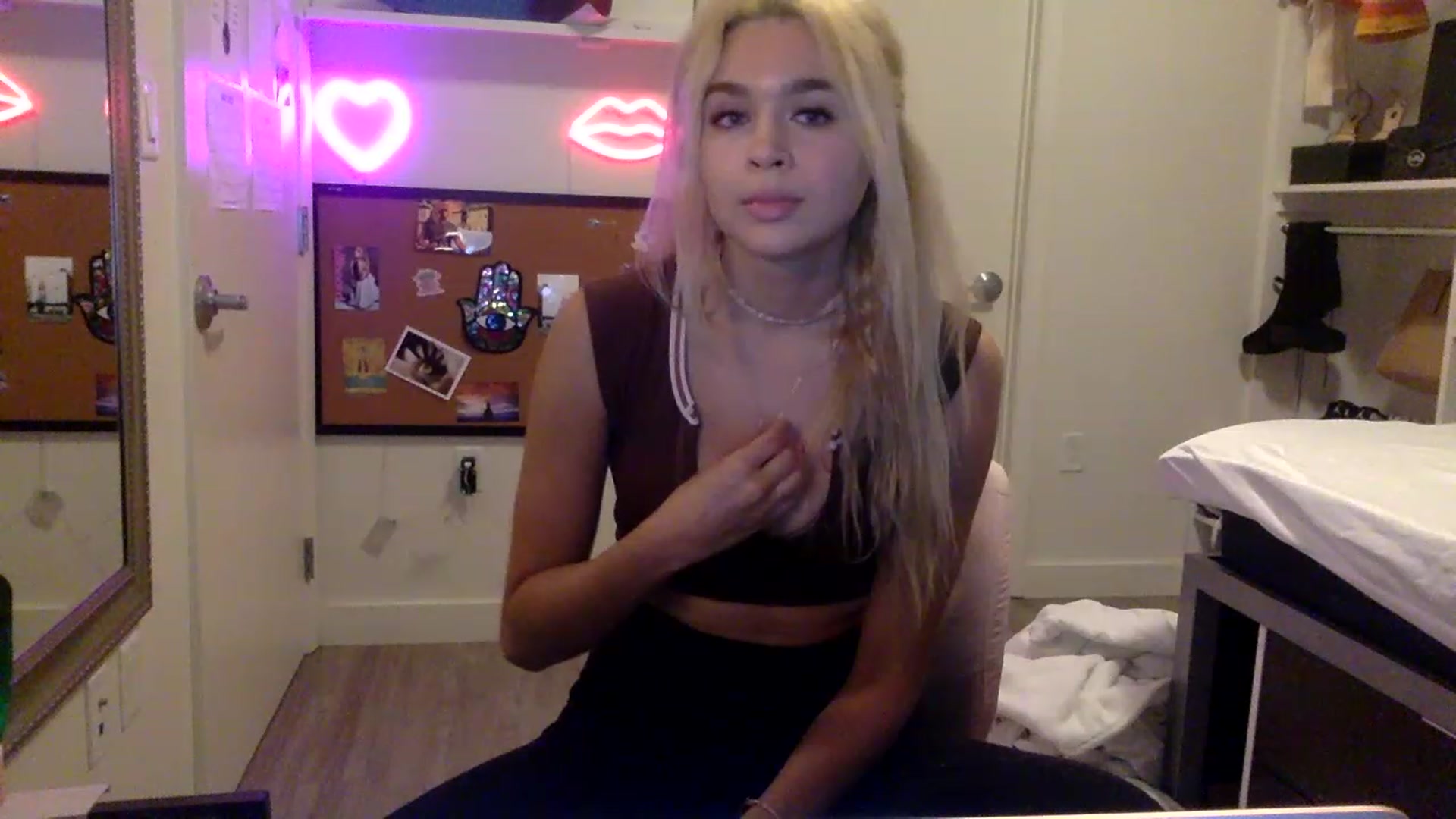 Gallery image thumbnail from sincerelypeny's myfreecams stream on, 05/23/2023, 01:21 image 2 of 20