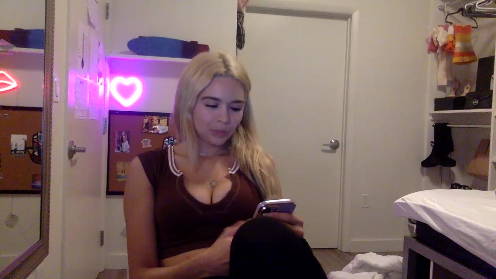 Gallery image thumbnail from sincerelypeny's myfreecams stream on, 05/23/2023, 01:21 image 16 of 20