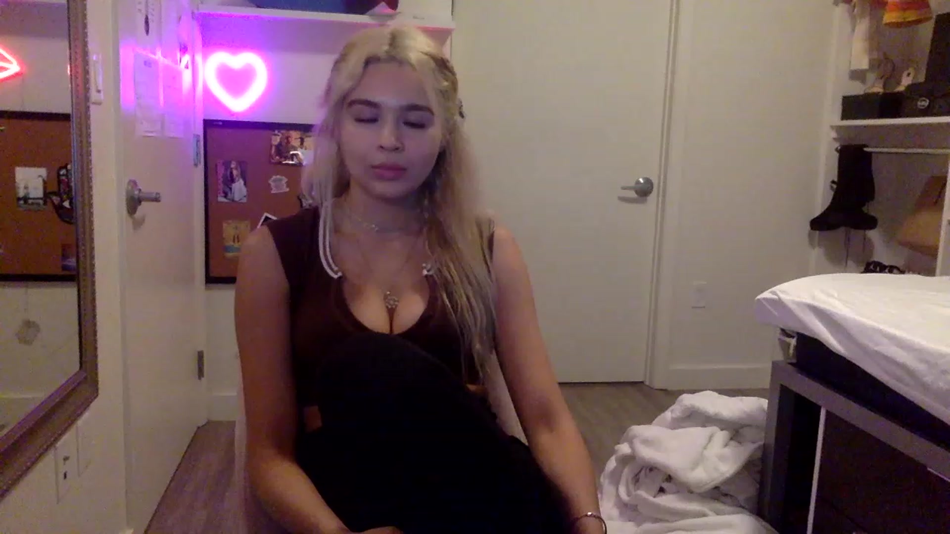 Gallery image thumbnail from sincerelypeny's myfreecams stream on, 05/23/2023, 01:21 image 10 of 20