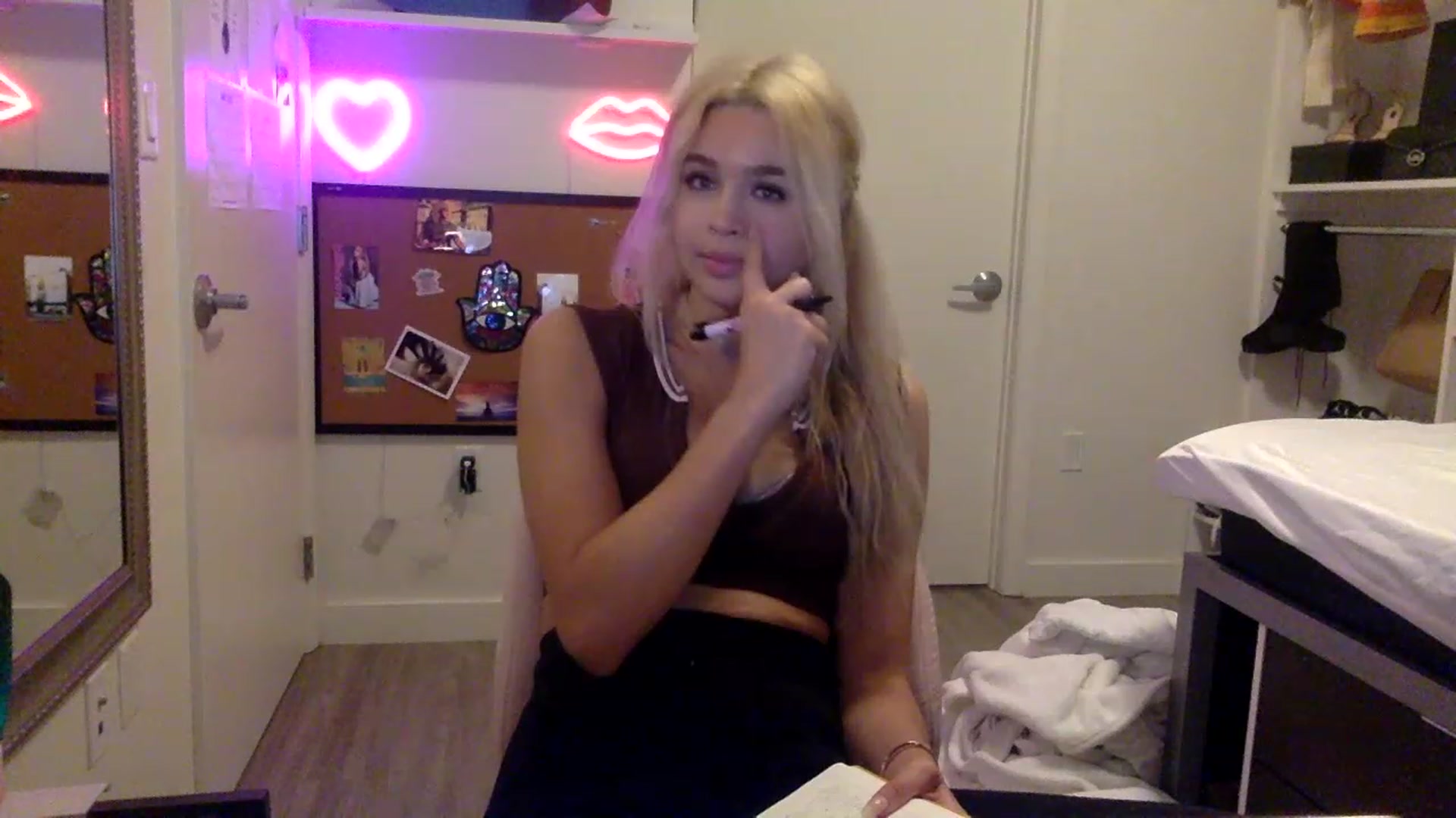Gallery image thumbnail from sincerelypeny's myfreecams stream on, 05/23/2023, 01:21 image 5 of 20
