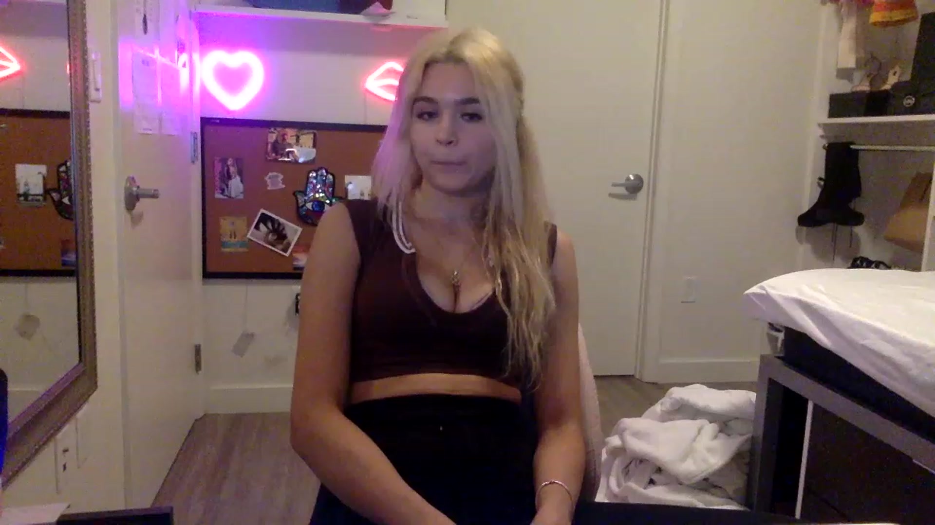 Gallery image thumbnail from sincerelypeny's myfreecams stream on, 05/23/2023, 01:21 image 4 of 20