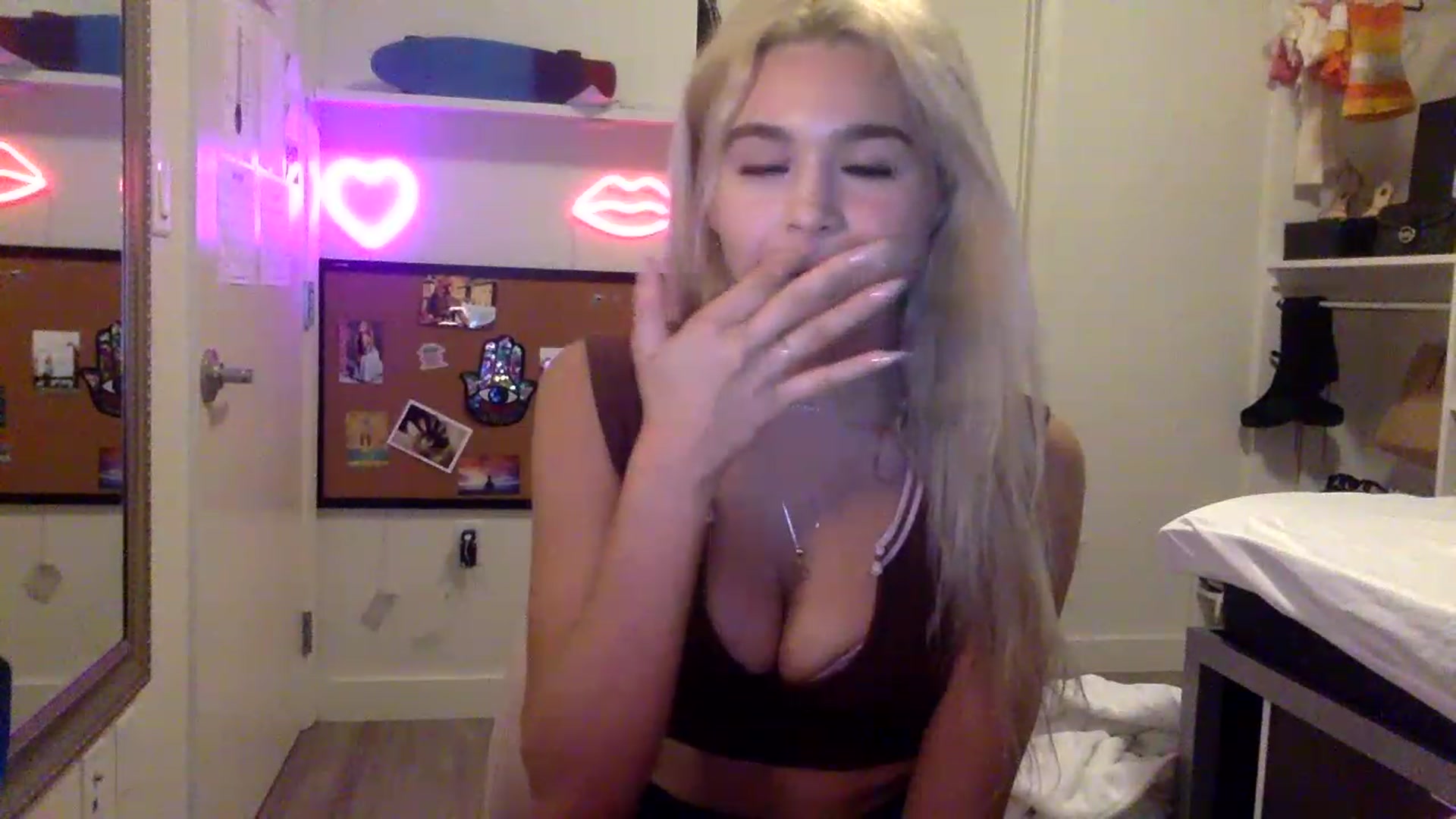 Gallery image thumbnail from sincerelypeny's myfreecams stream on, 05/23/2023, 01:21 image 19 of 20
