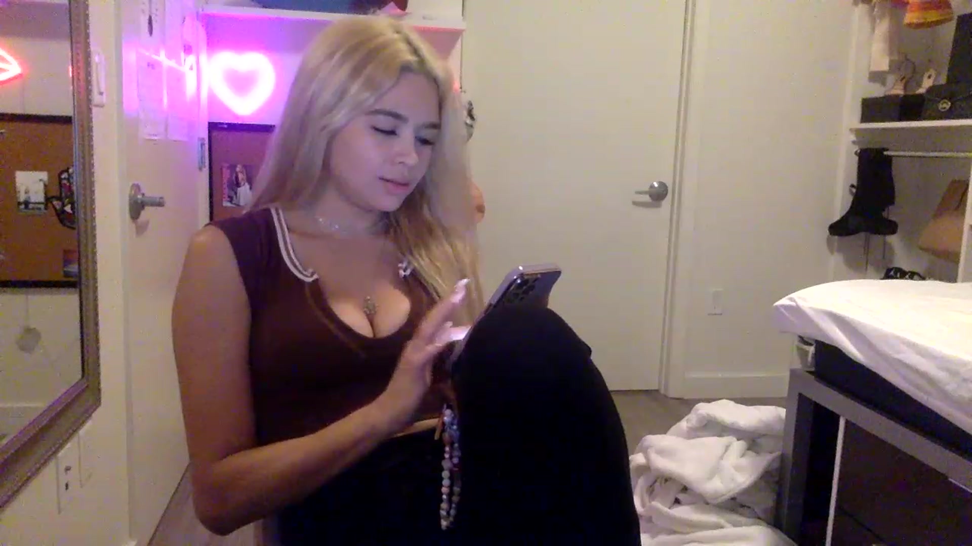Gallery image thumbnail from sincerelypeny's myfreecams stream on, 05/23/2023, 01:21 image 14 of 20